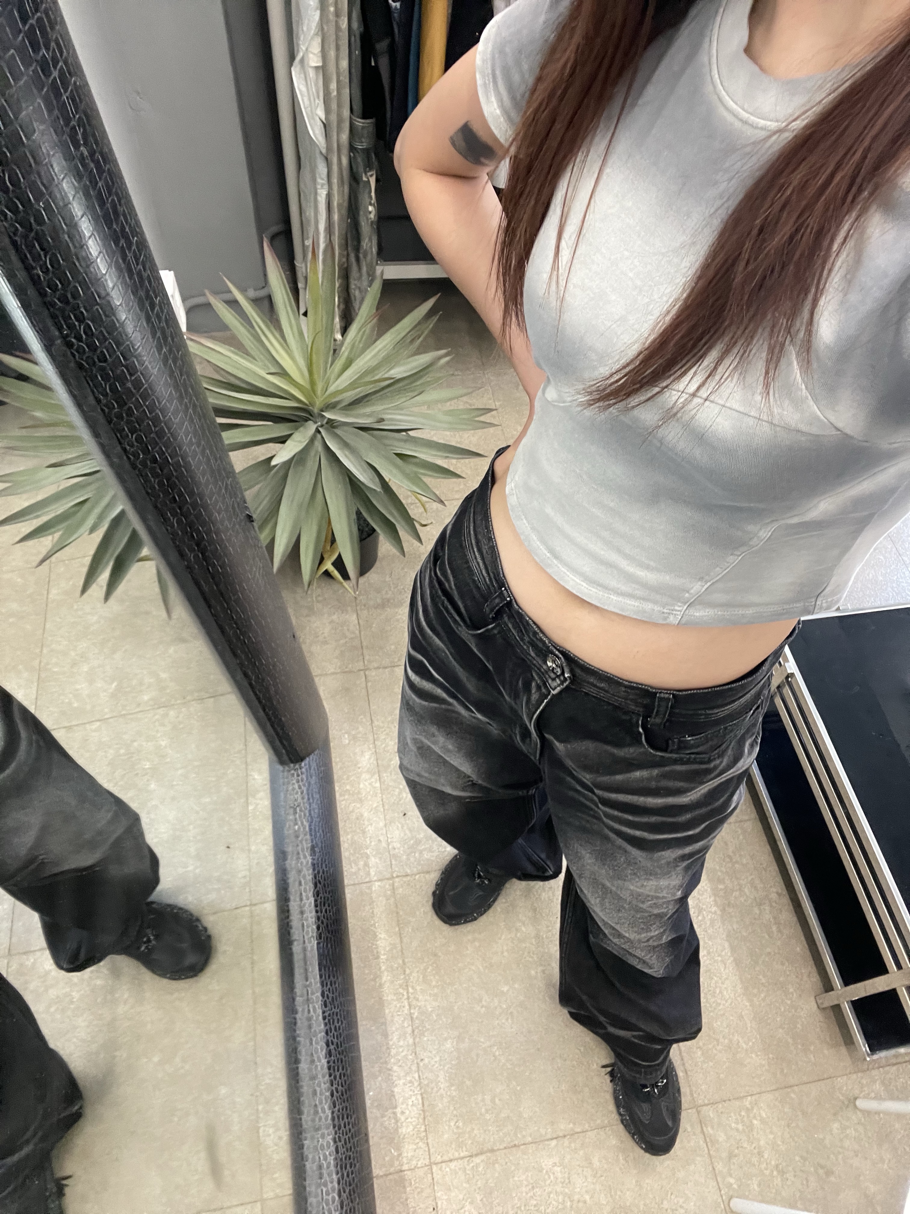 BLR Embossed Wave Washing Wide Denim Pants Black 착용 스타일 - 1