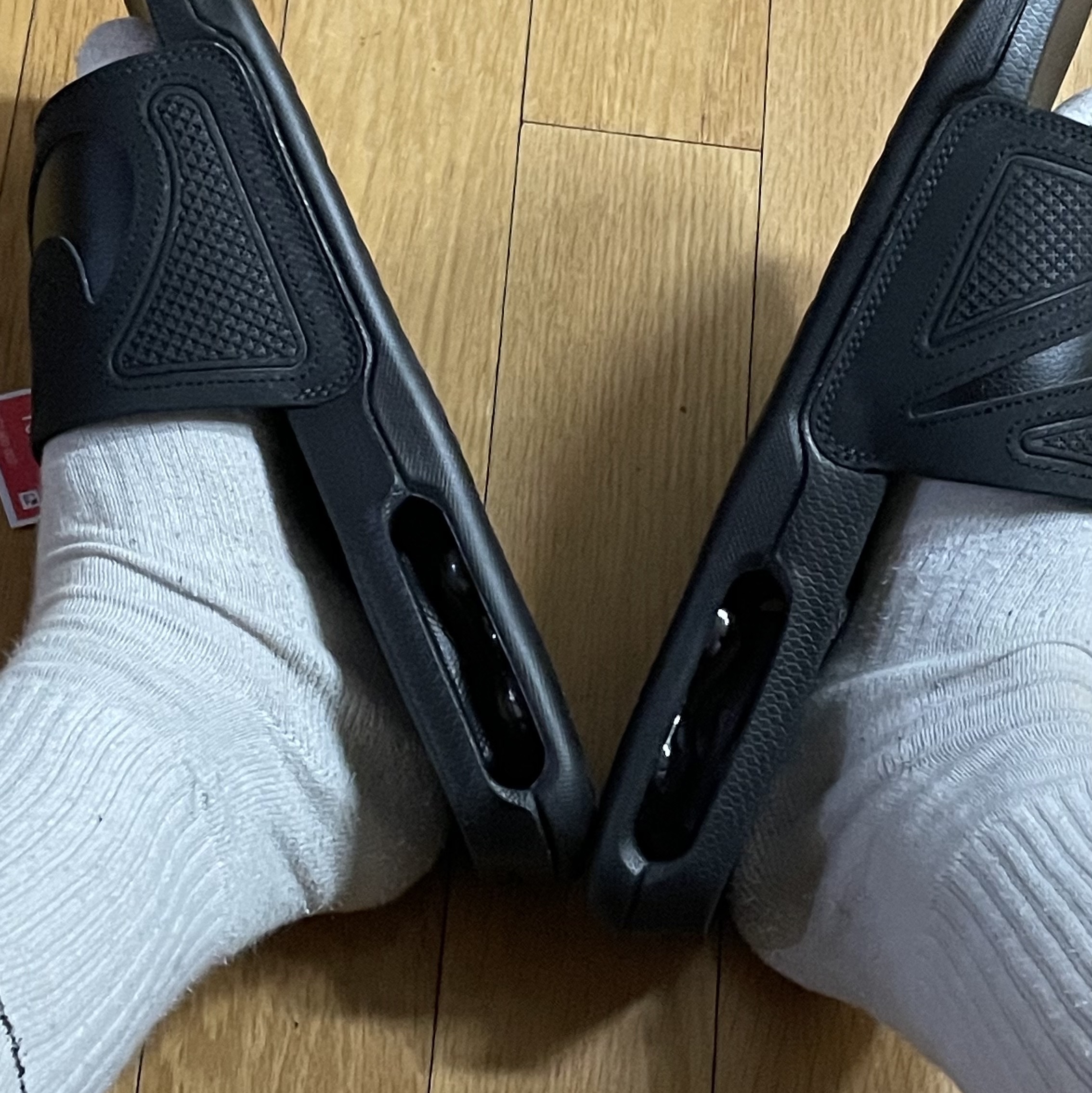 Nike Air Max Cirro Slide Triple Black 착용 스타일