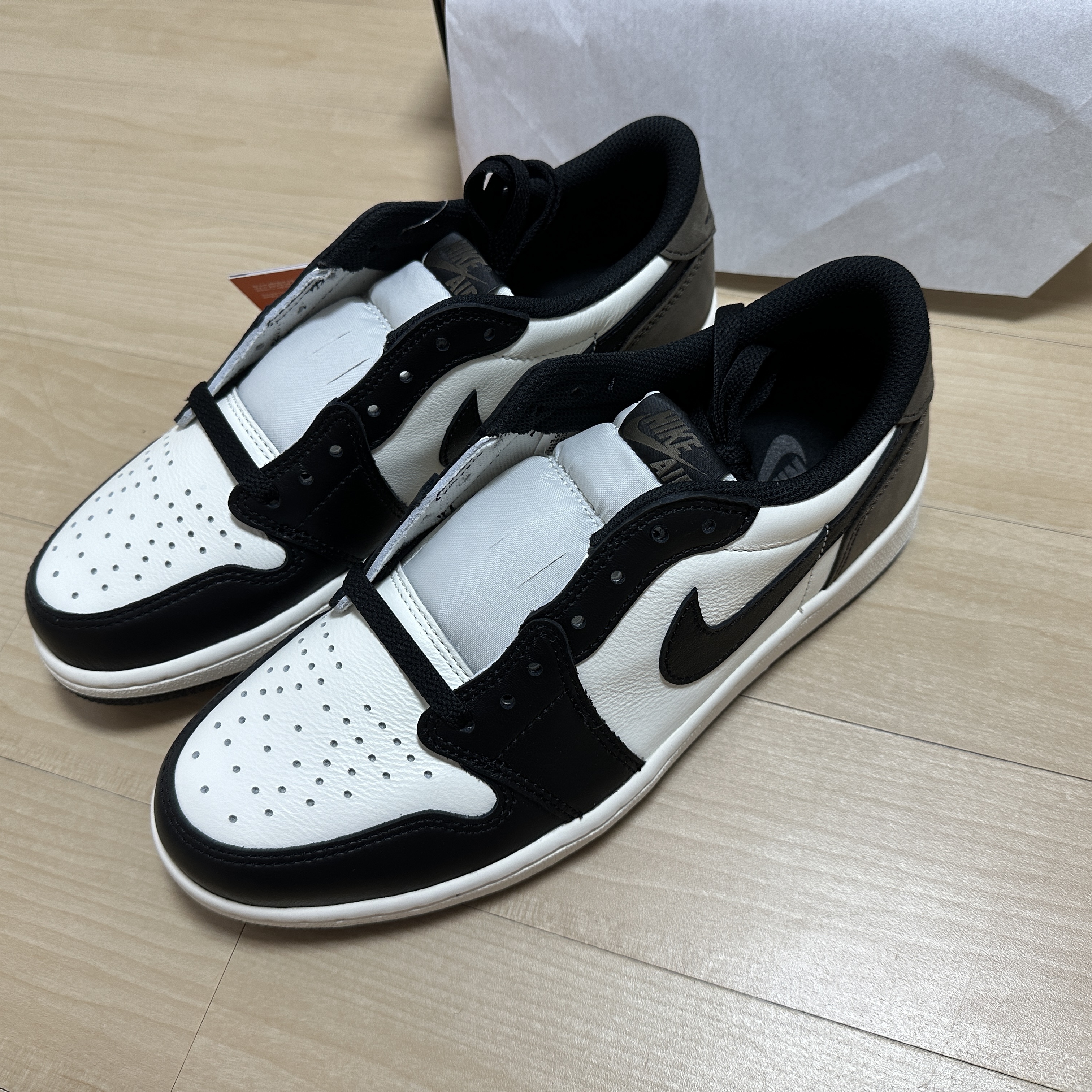 Jordan 1 Retro Low OG Mocha 착용 스타일 - 1