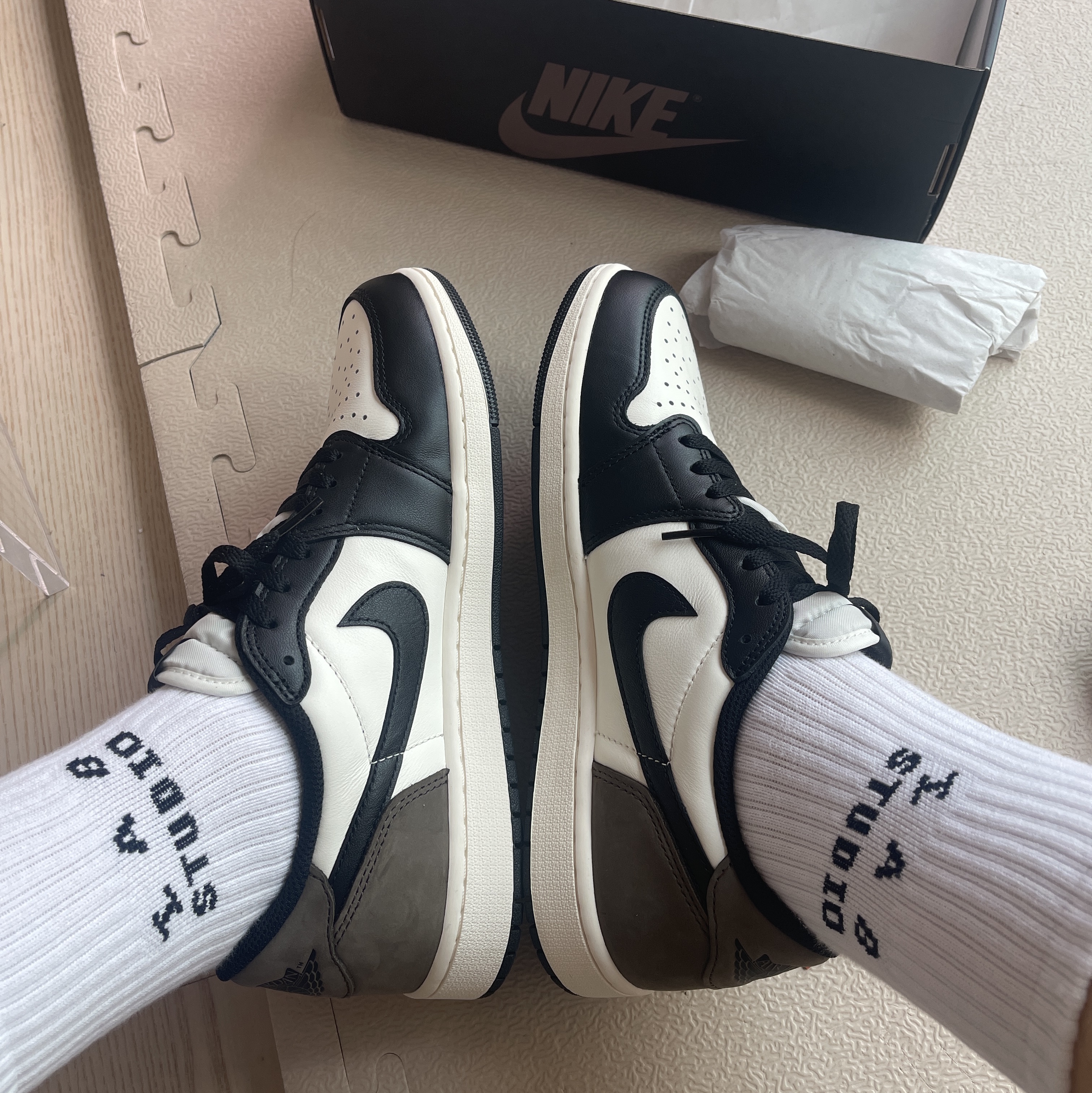 Jordan 1 Retro Low OG Mocha 착용 스타일 - 1