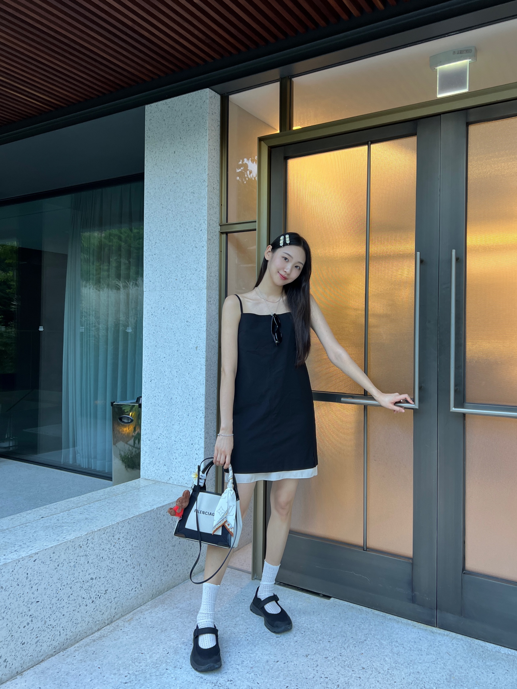 Balenciaga Navy Small Cabas Light Beige Black, (W) Louis Vuitton Ultimate Monogram Bandeau Beige Clair 착용 스타일 - 1