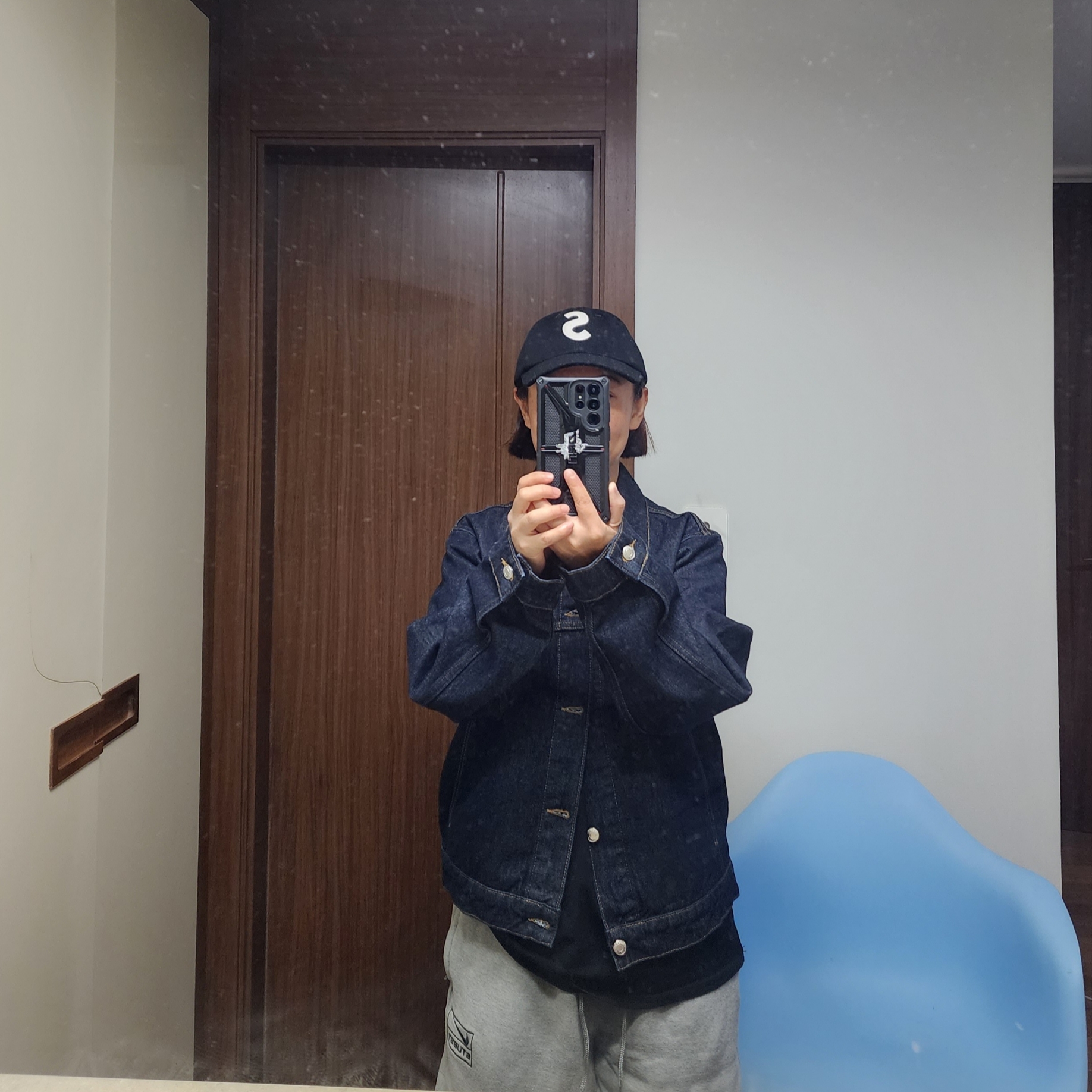 Stussy Denim Trucker Jacket Rinsed Indigo, Nike x Stussy NRG Fleece Pants Dark Grey Heather (DO9340-063) 착용 스타일 - 2