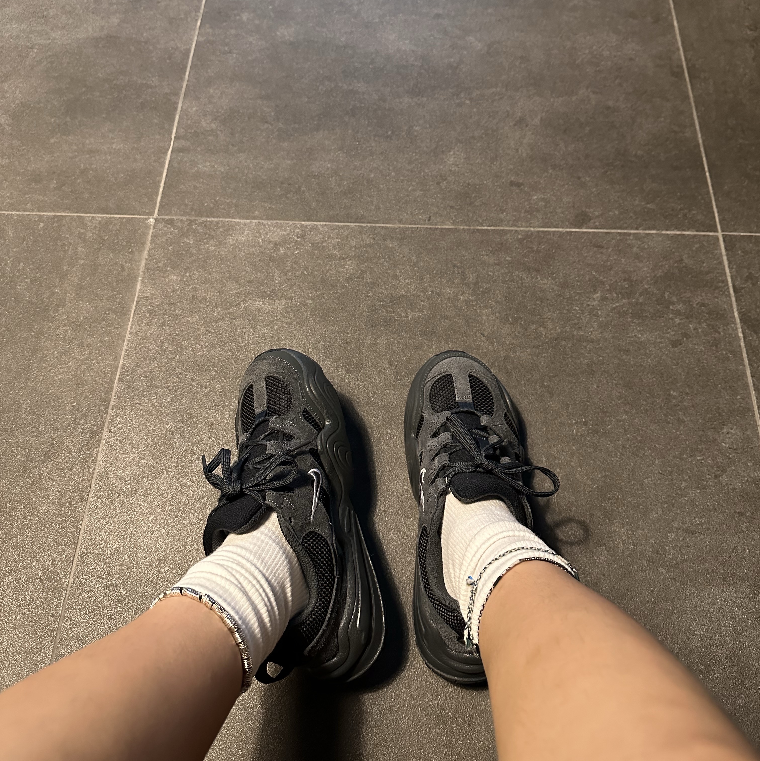 (W) Nike Tech Hera Anthracite Light Smoke Grey 착용 스타일 - 3