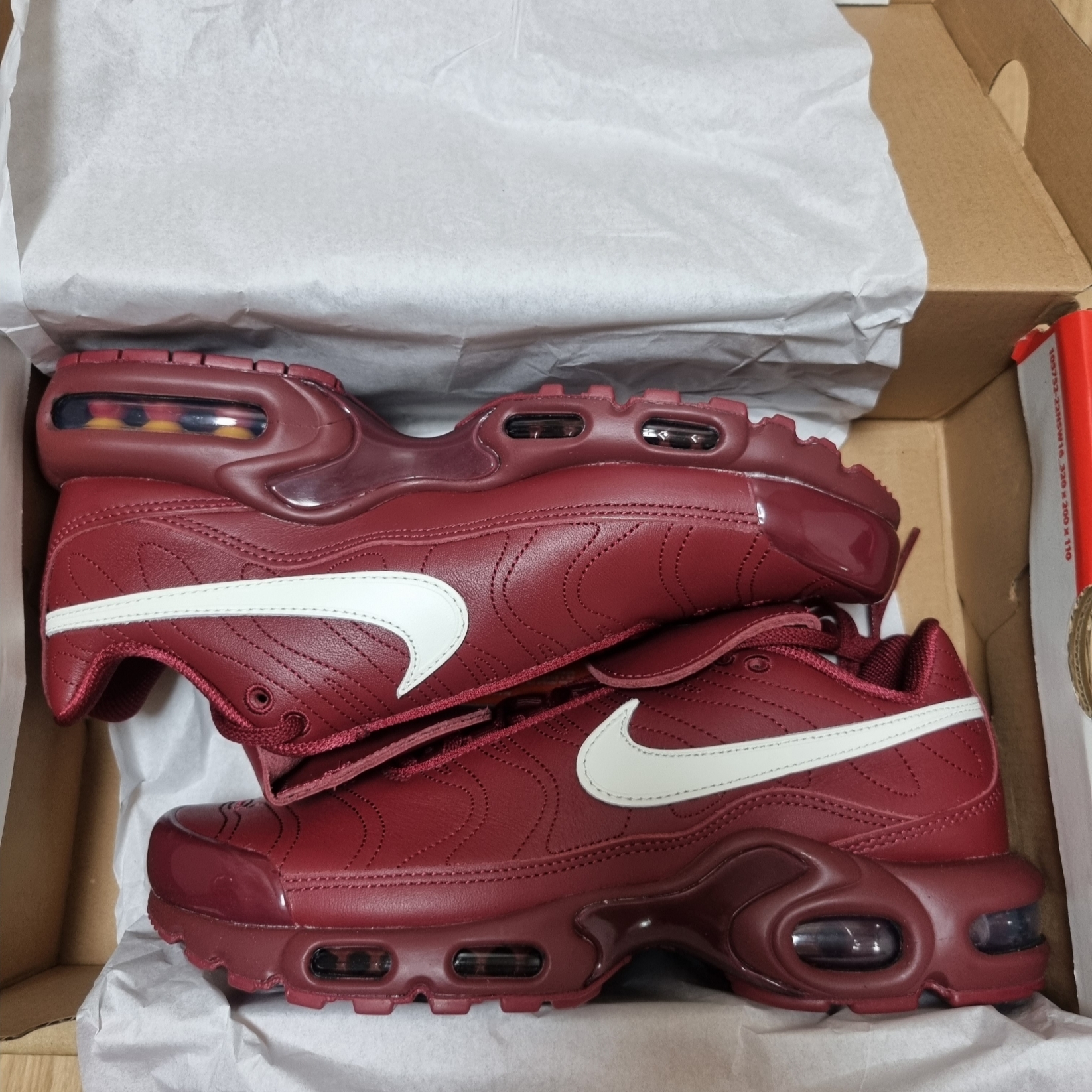 Nike Air Max Plus TNPO Team Red and Sail 착용 스타일 - 2