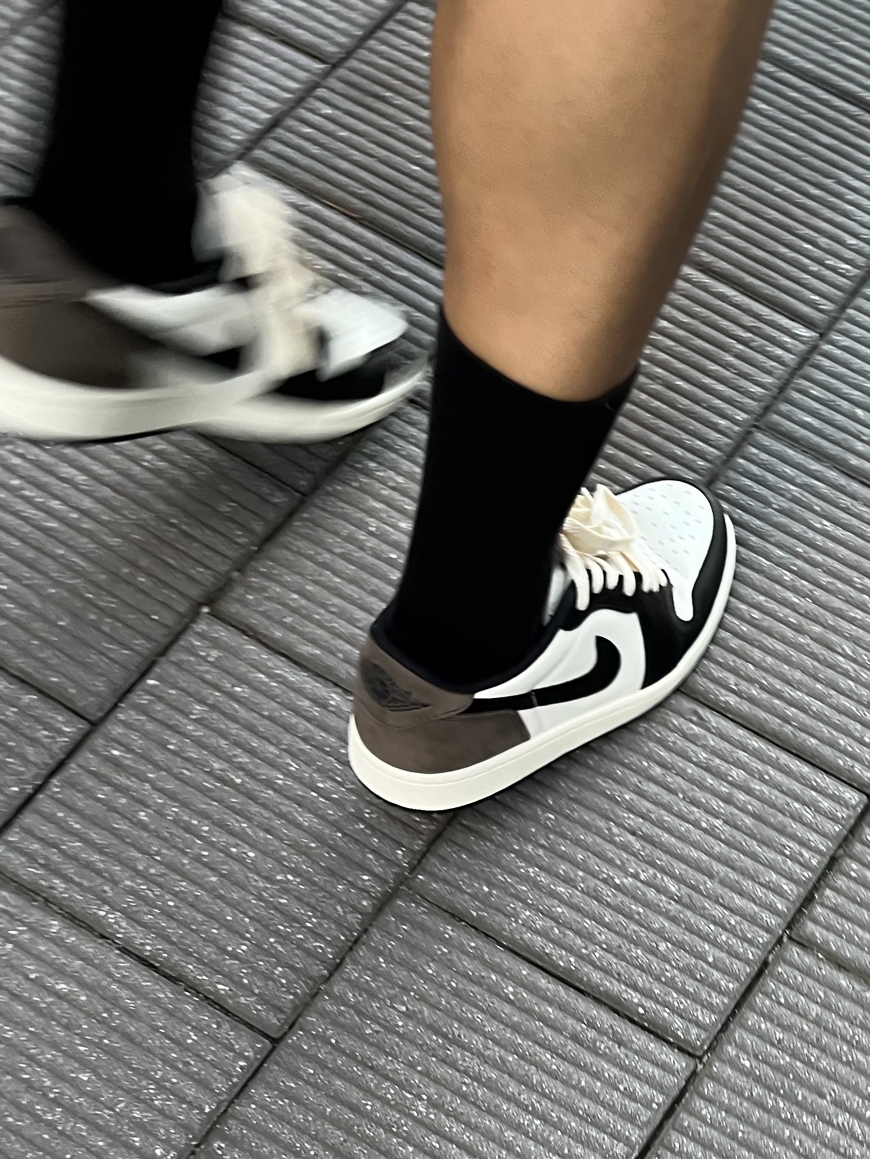 Jordan 1 Retro Low OG Mocha 착용 스타일 - 1