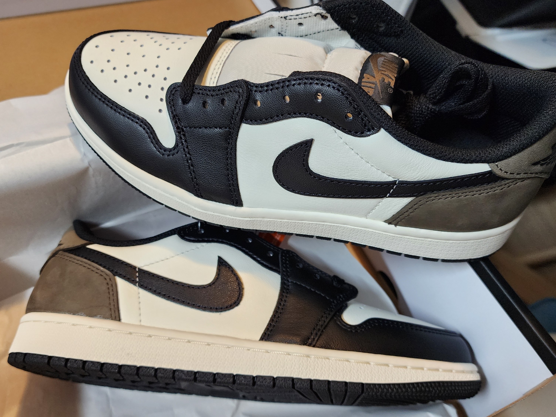 Jordan 1 Retro Low OG Mocha 착용 스타일 - 1