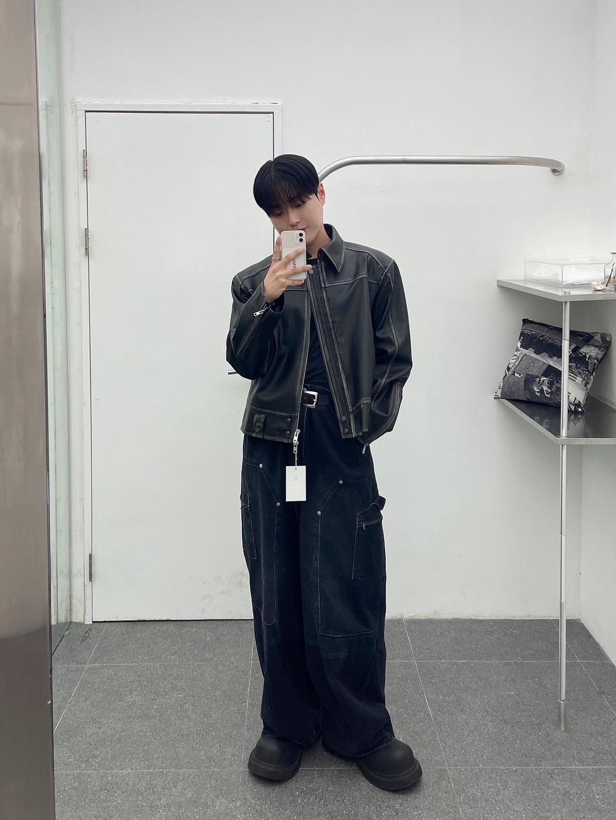 Haleine 3D Distressed Faux Leahter Jacket Black (VJ301), Haleine 3D Distressed Faux Leather Jacket Brown (VJ302) 착용 스타일