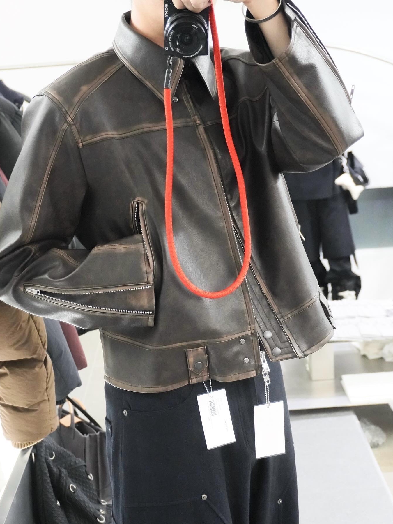 Haleine 3D Distressed Faux Leahter Jacket Black (VJ301), Haleine 3D Distressed Faux Leather Jacket Brown (VJ302) 착용 스타일