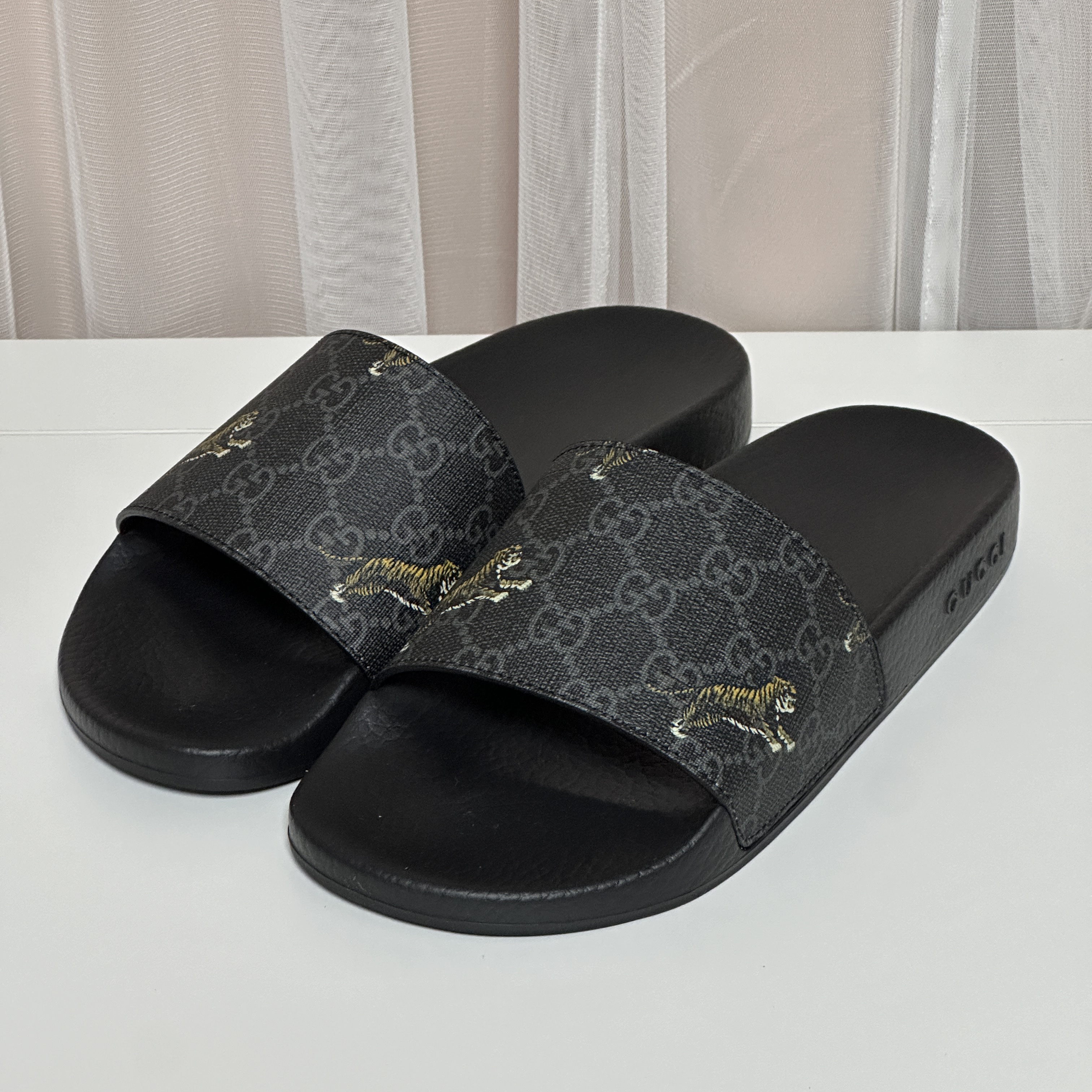 Gucci GG Supreme Tigers Print Slide Black Multicolour 착용 스타일