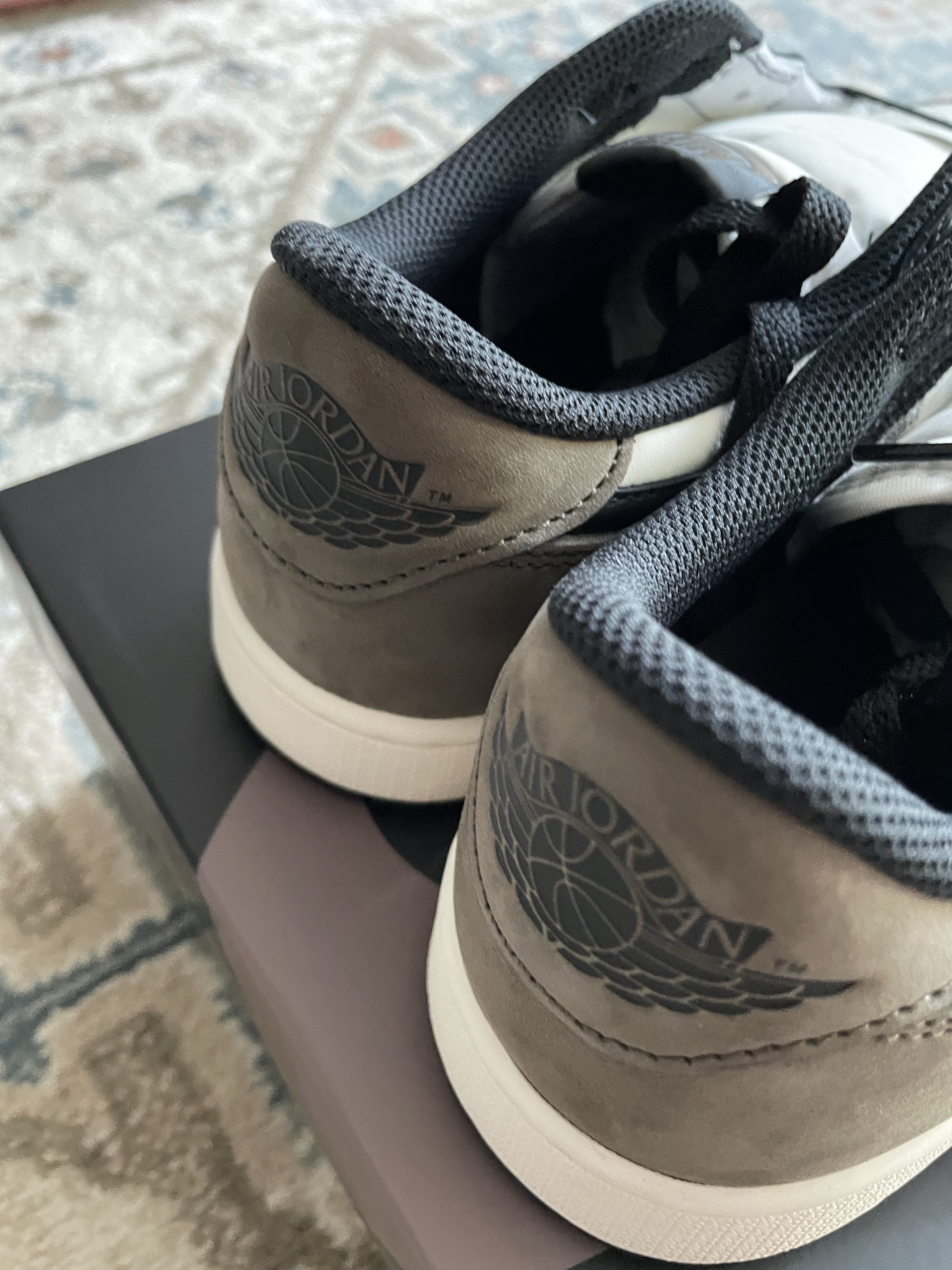 Jordan 1 Retro Low OG Mocha 착용 스타일 - 4