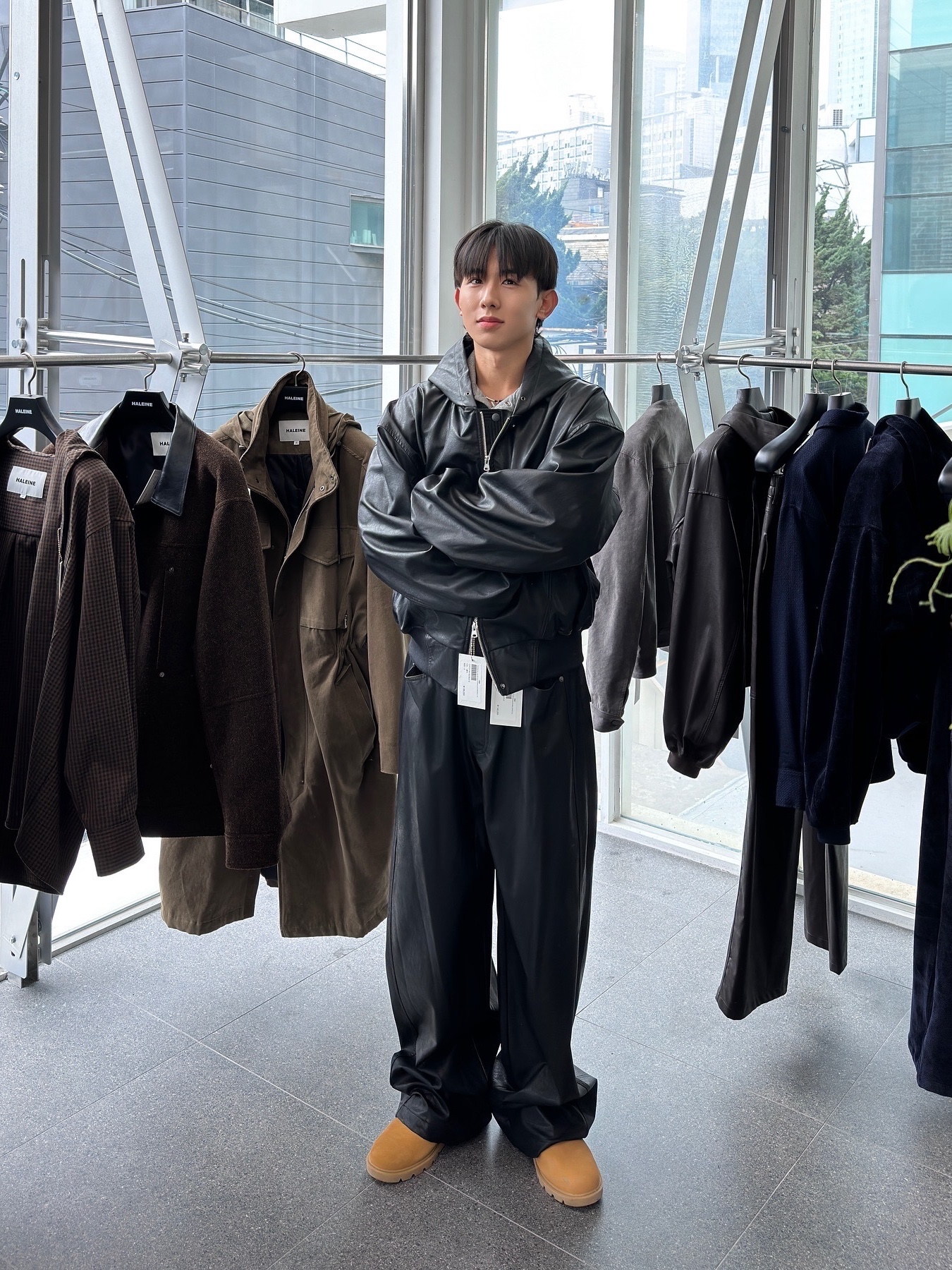 Haleine Cropped Faux Leahter Zip Up Hoodie Brown (VT305), Haleine Cropped Faux Leahter Zip Up Hoodie Black (VT304) 착용 스타일