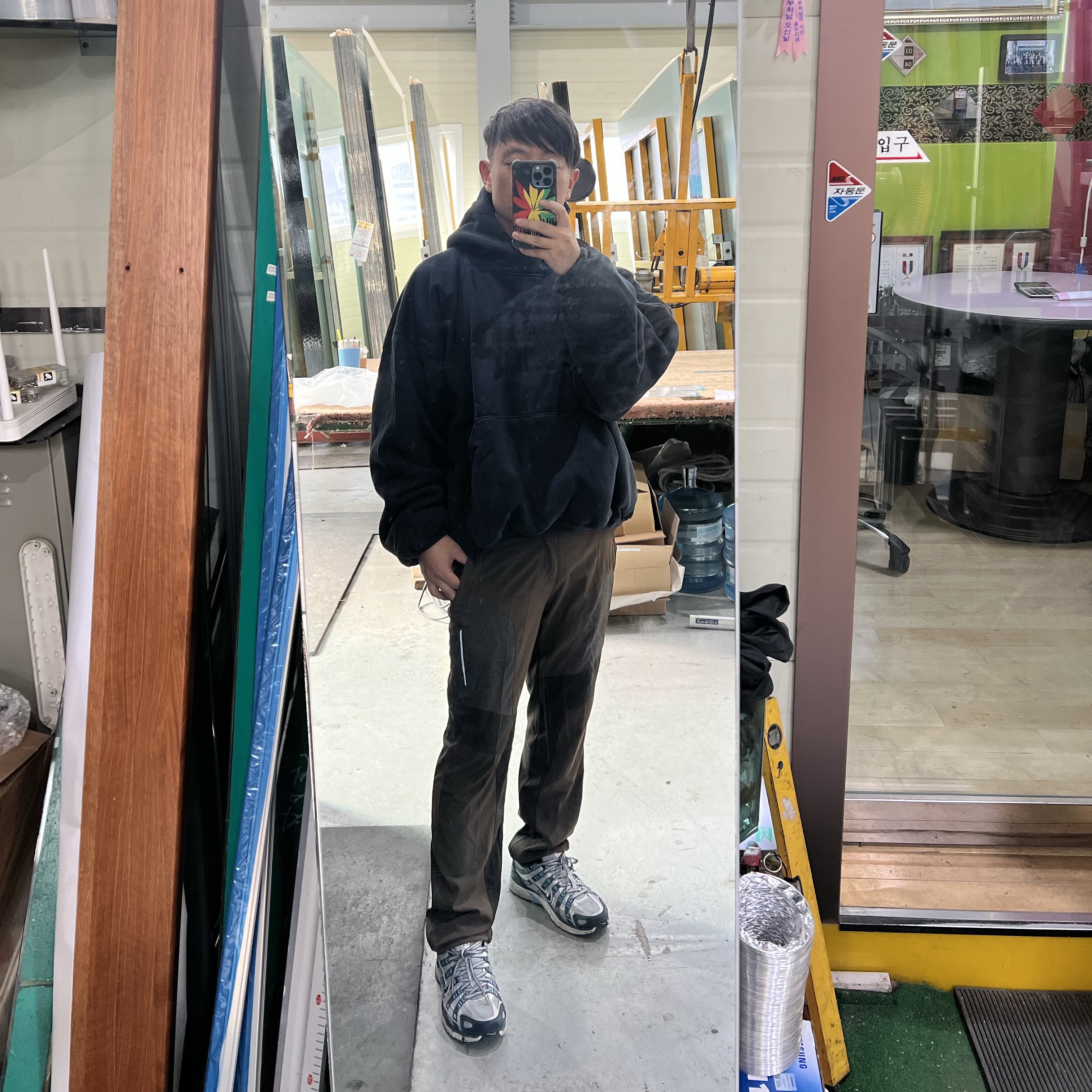 Yeezy Gap Engineered By Balenciaga Dove Hoodie Washed Black 착용 스타일 - 1