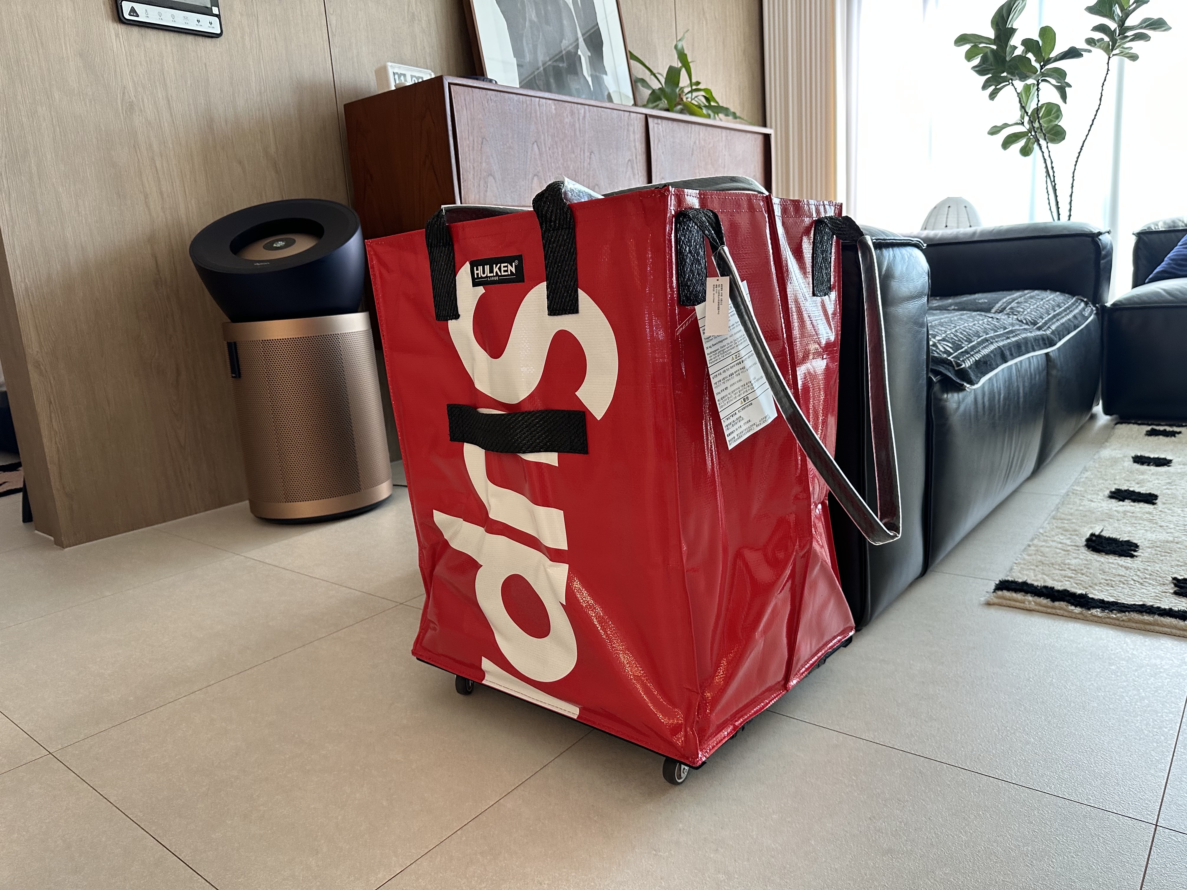 Supreme x Hulken Rolling Tote Bag Red - 24FW 착용 스타일 - 2