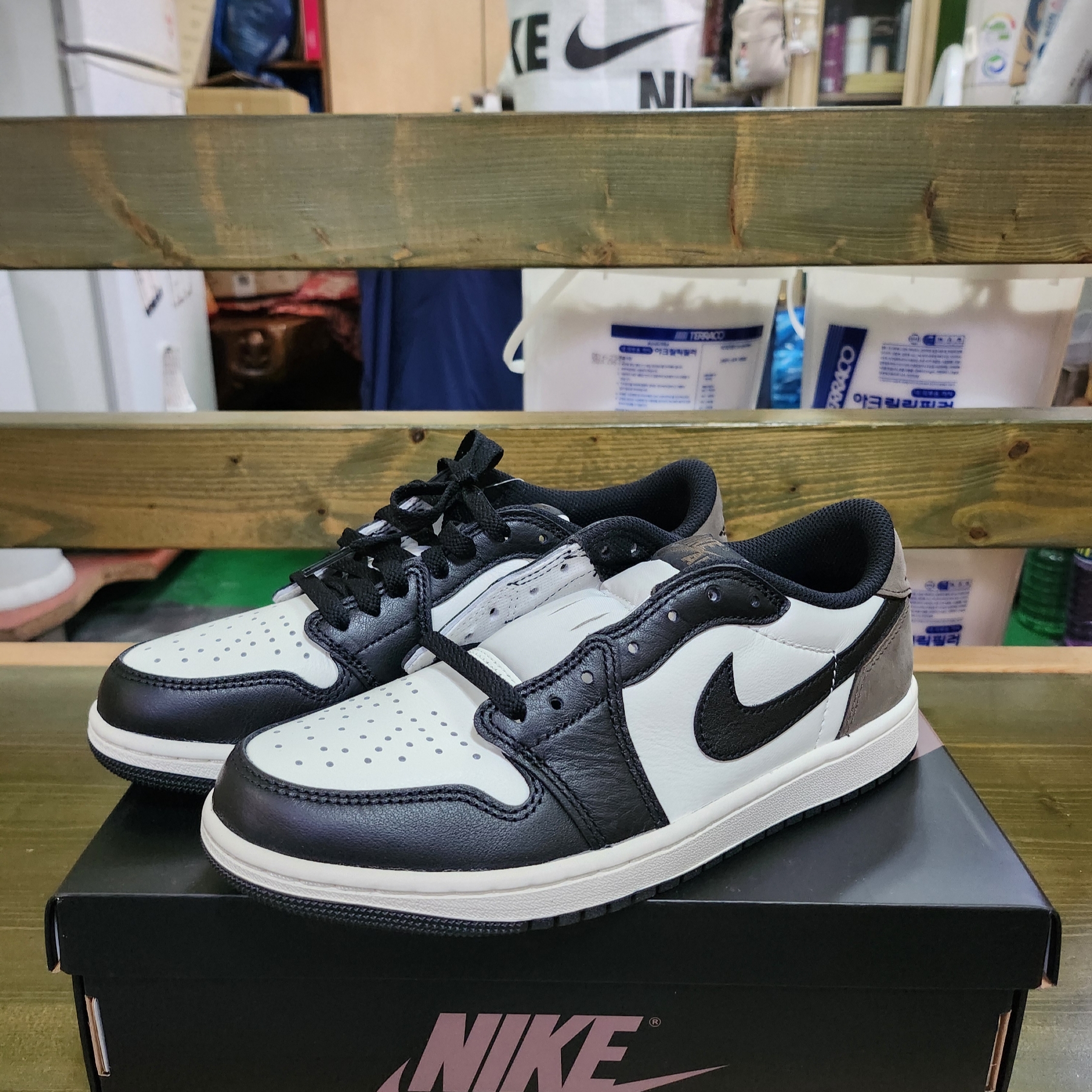 Jordan 1 Retro Low OG Mocha 착용 스타일