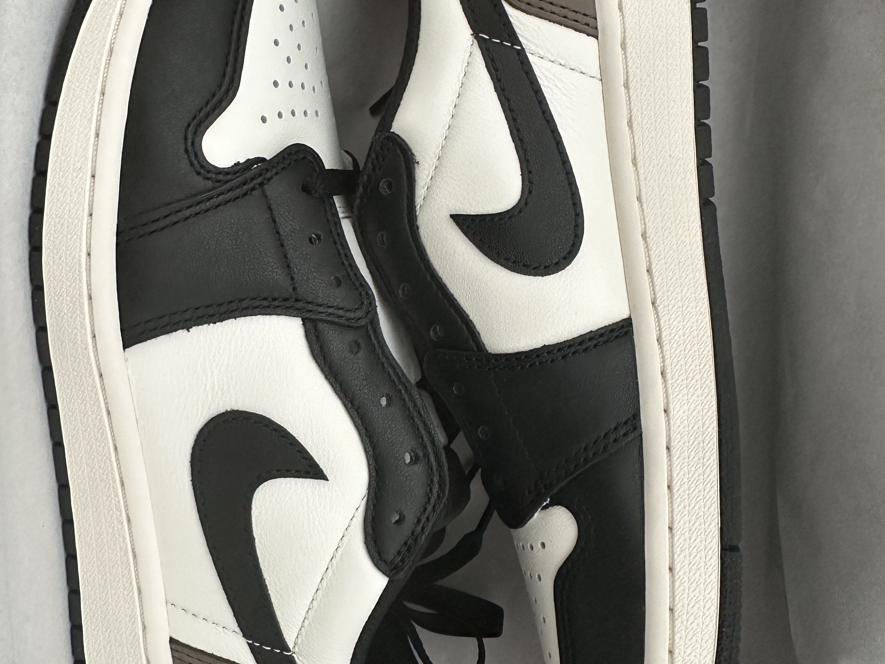 Jordan 1 Retro Low OG Mocha 착용 스타일 - 2