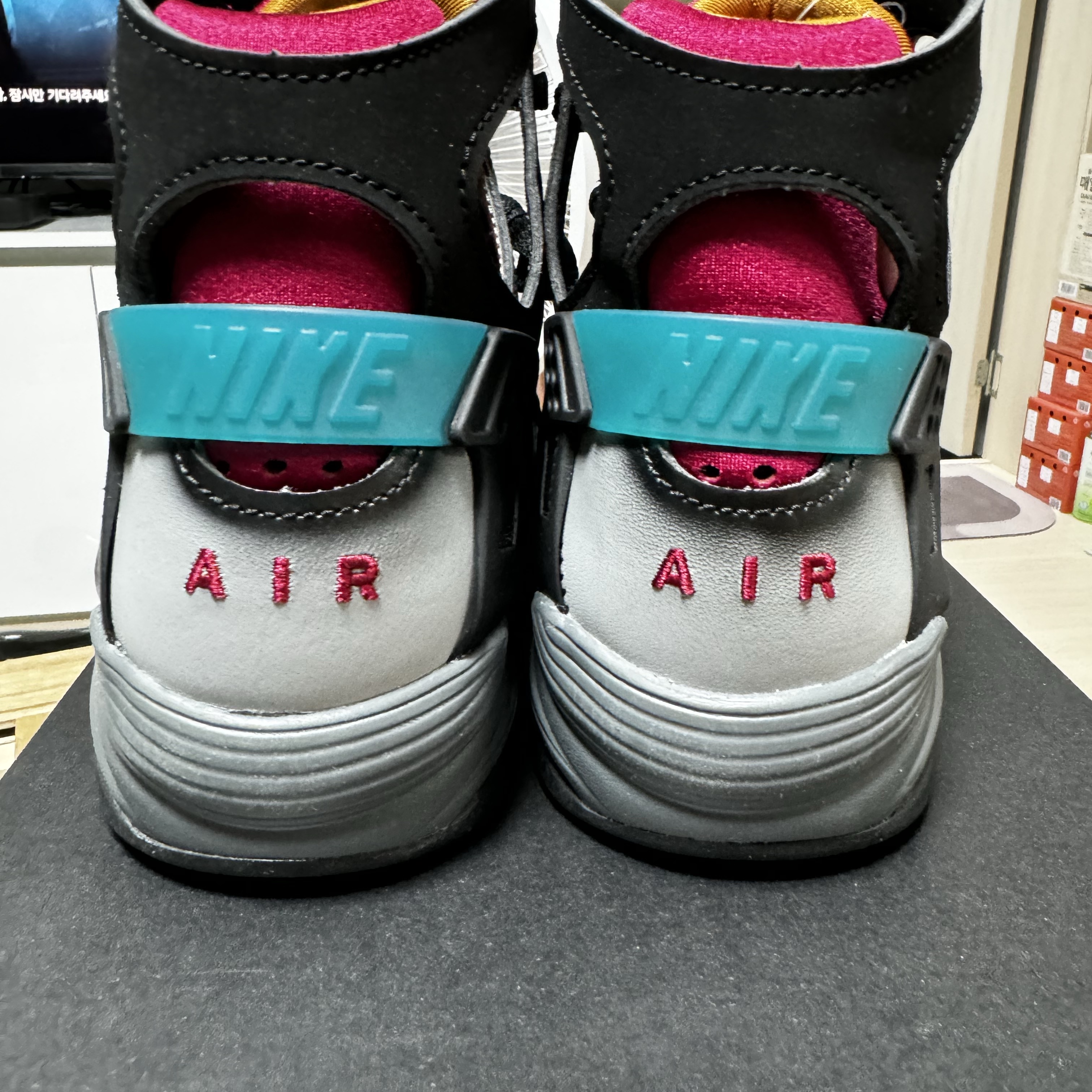 Nike Air Flight Huarache Light Smoke Grey and Noble Red 착용 스타일 - 5