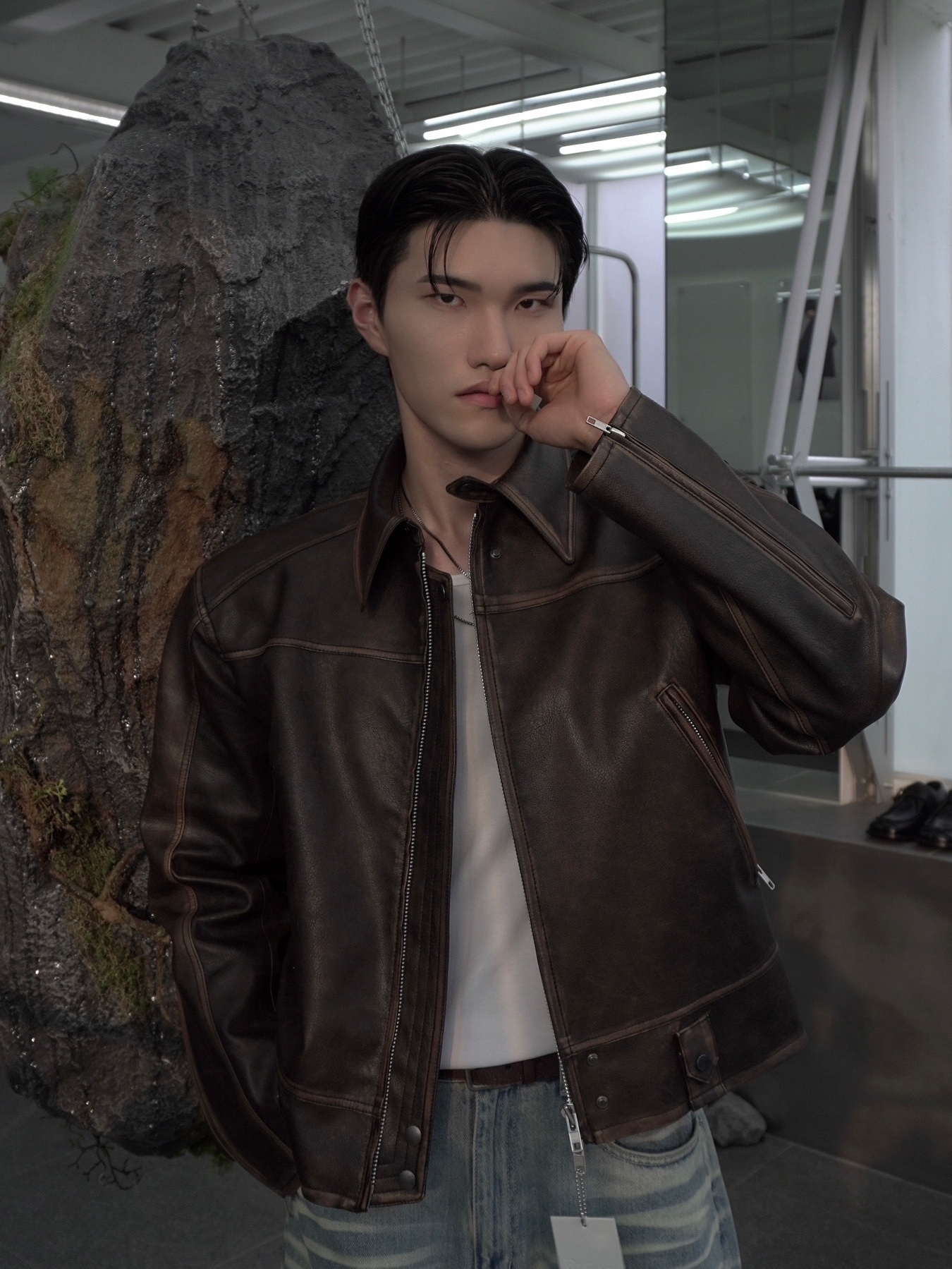 Haleine 3D Distressed Faux Leahter Jacket Black (VJ301), Haleine 3D Distressed Faux Leather Jacket Brown (VJ302) 착용 스타일