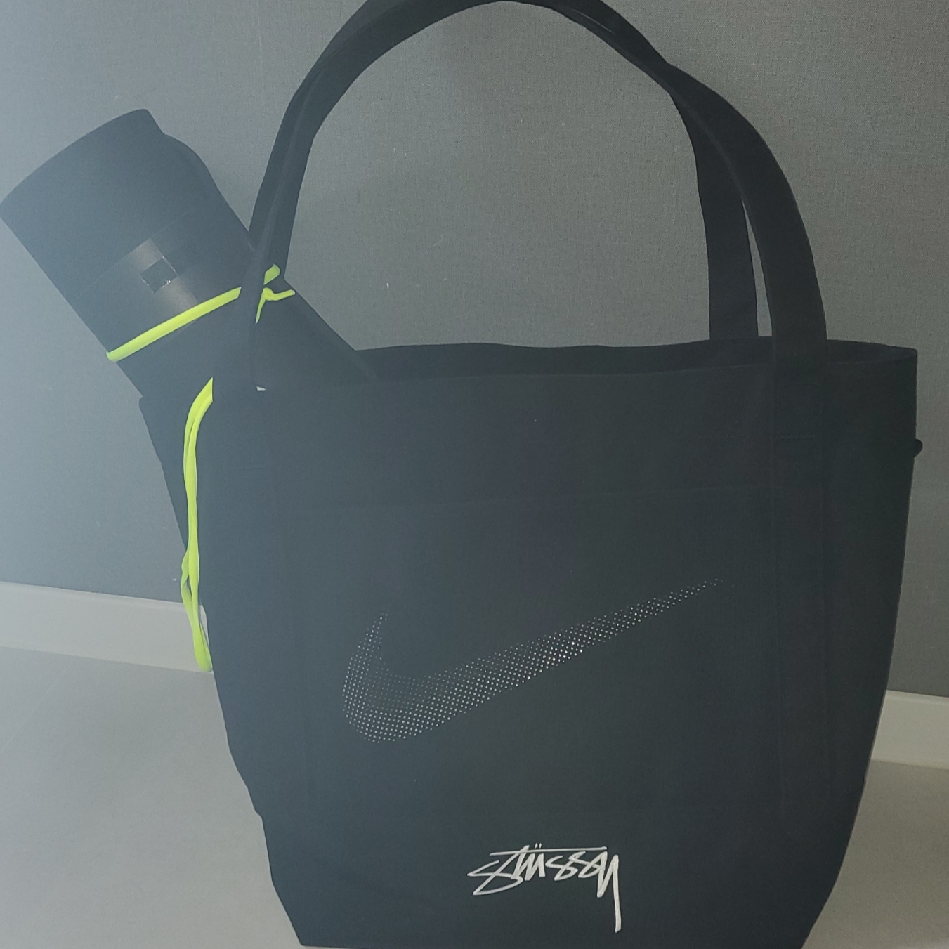 Nike x Stussy Tote Bag Black 착용 스타일