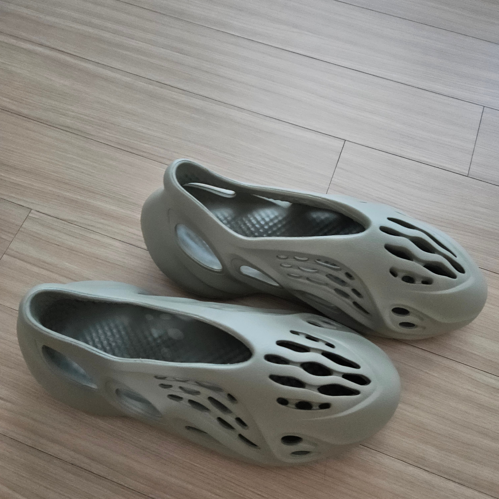 Adidas Yeezy Foam RNNR Stone Salt 착용 스타일