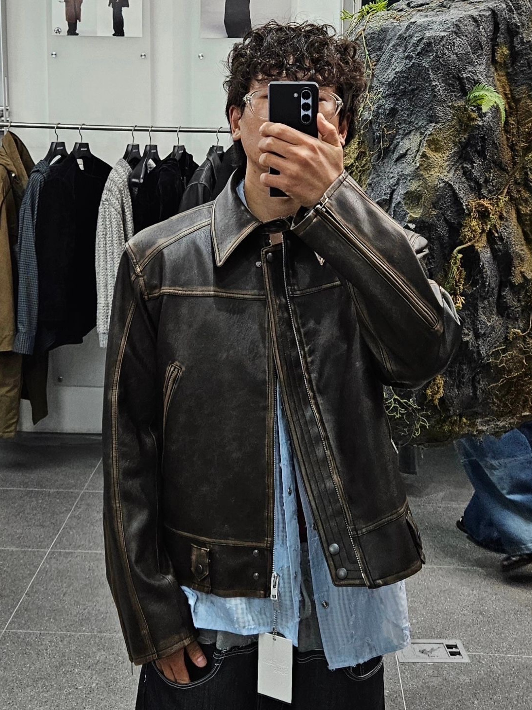 Haleine 3D Distressed Faux Leahter Jacket Black (VJ301), Haleine 3D Distressed Faux Leather Jacket Brown (VJ302) 착용 스타일