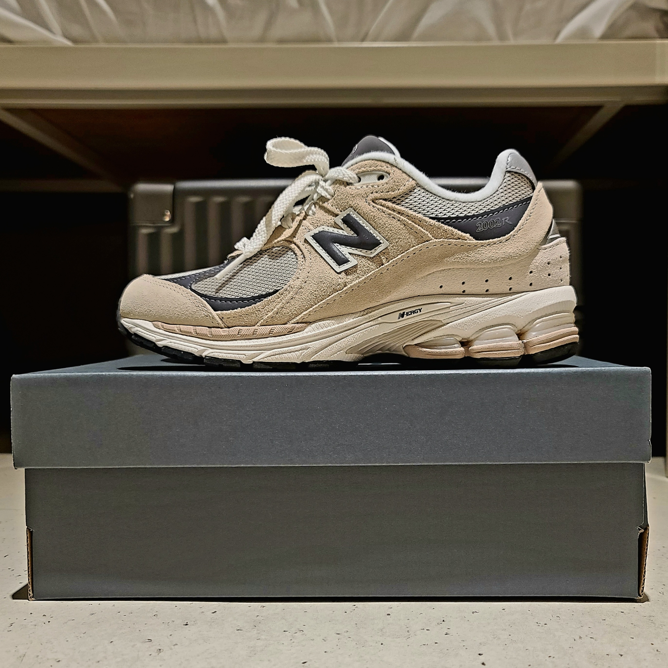 New Balance 2002R Sandstone Magnet 착용 스타일 - 1