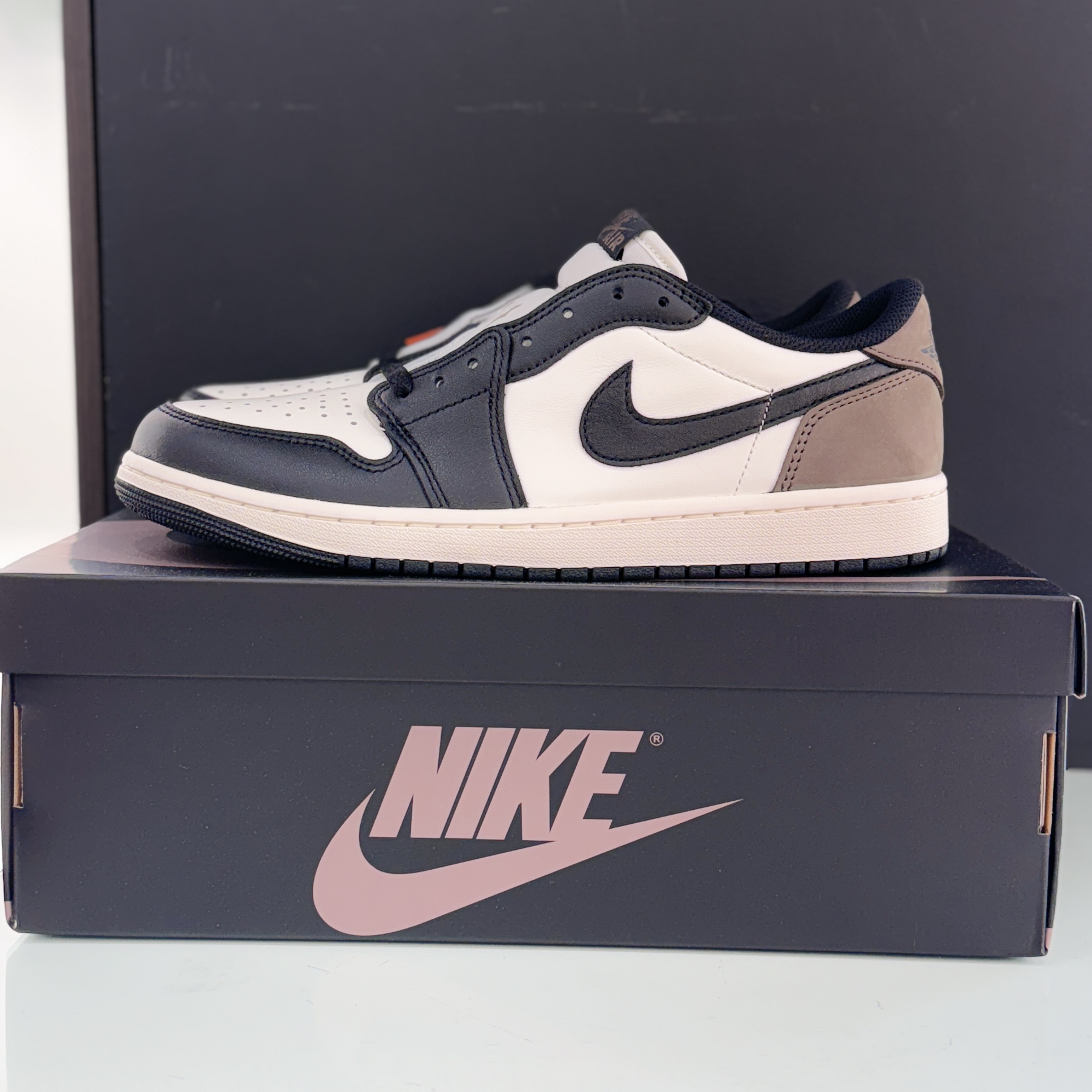 Jordan 1 Retro Low OG Mocha 착용 스타일 - 2