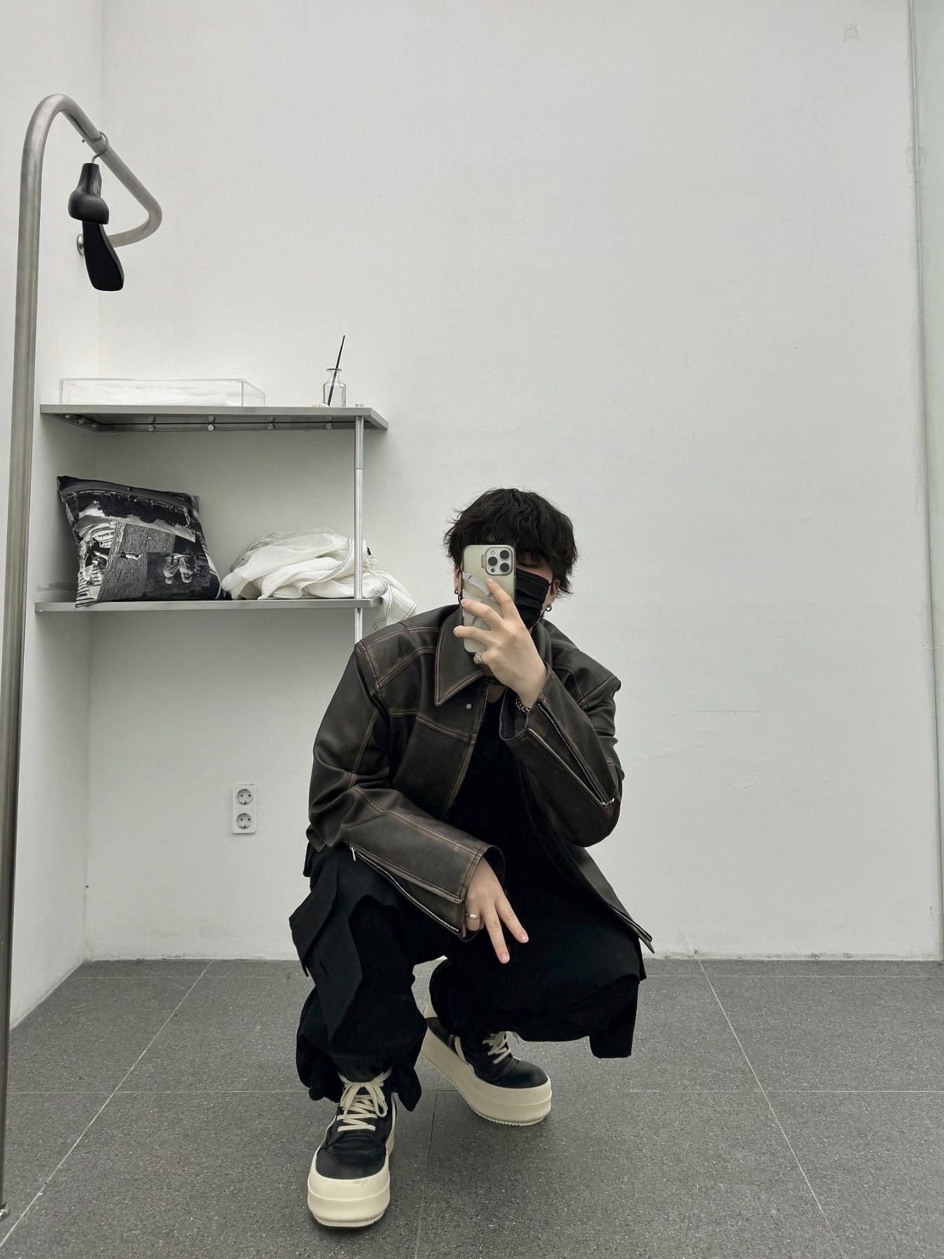 Haleine 3D Distressed Faux Leahter Jacket Black (VJ301), Haleine 3D Distressed Faux Leather Jacket Brown (VJ302) 착용 스타일