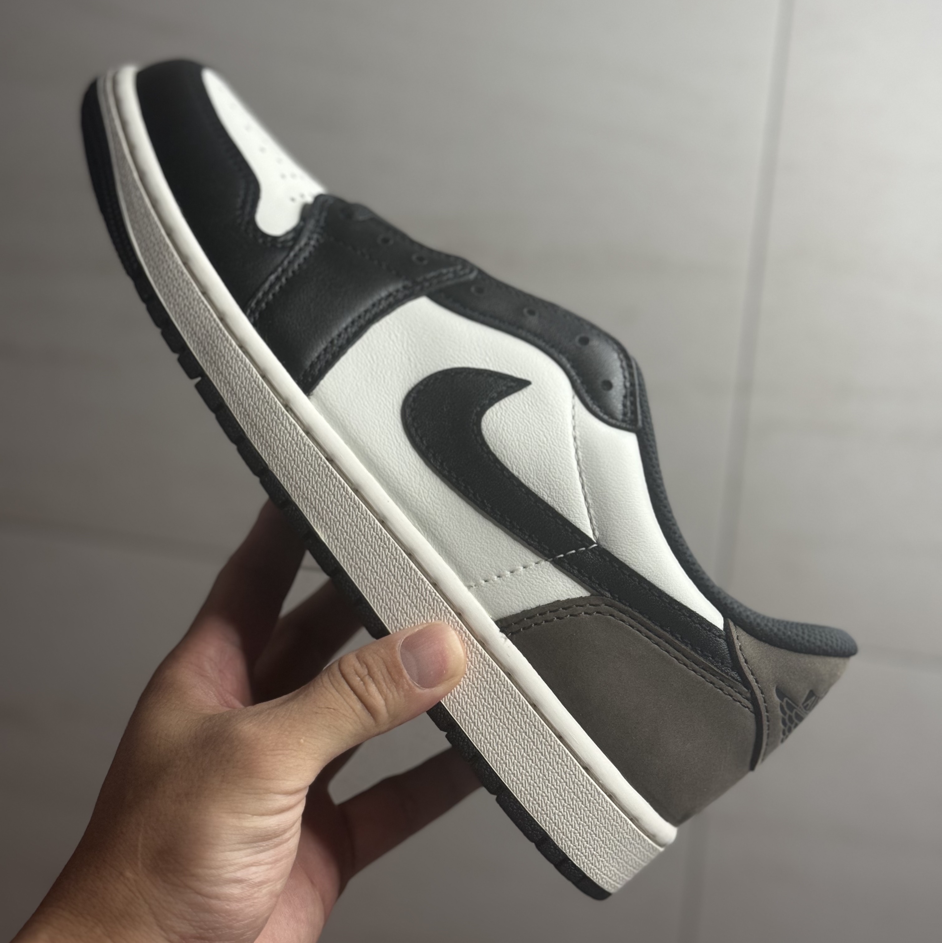 Jordan 1 Retro Low OG Mocha 착용 스타일