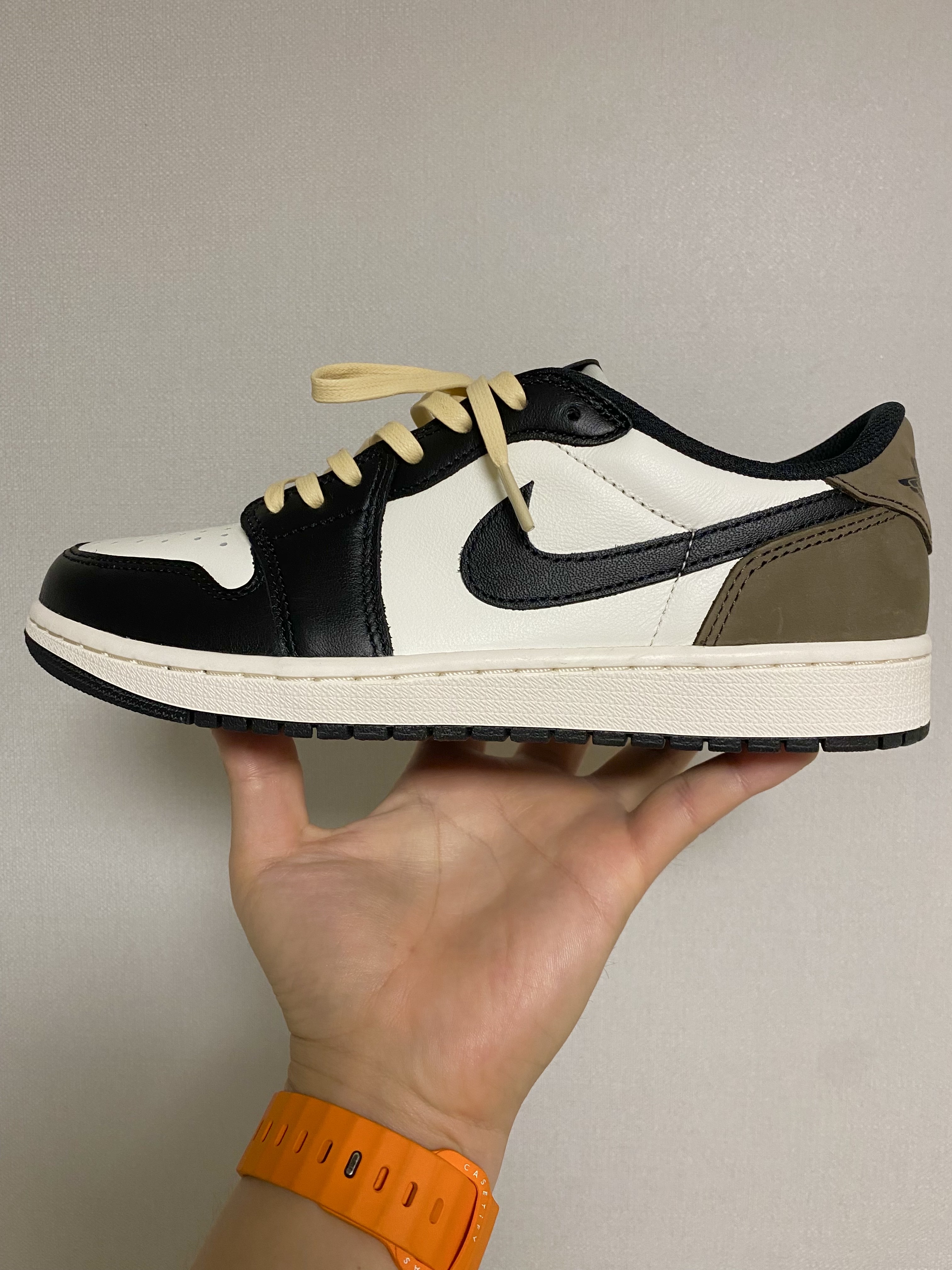 Jordan 1 Retro Low OG Mocha 착용 스타일 - 4