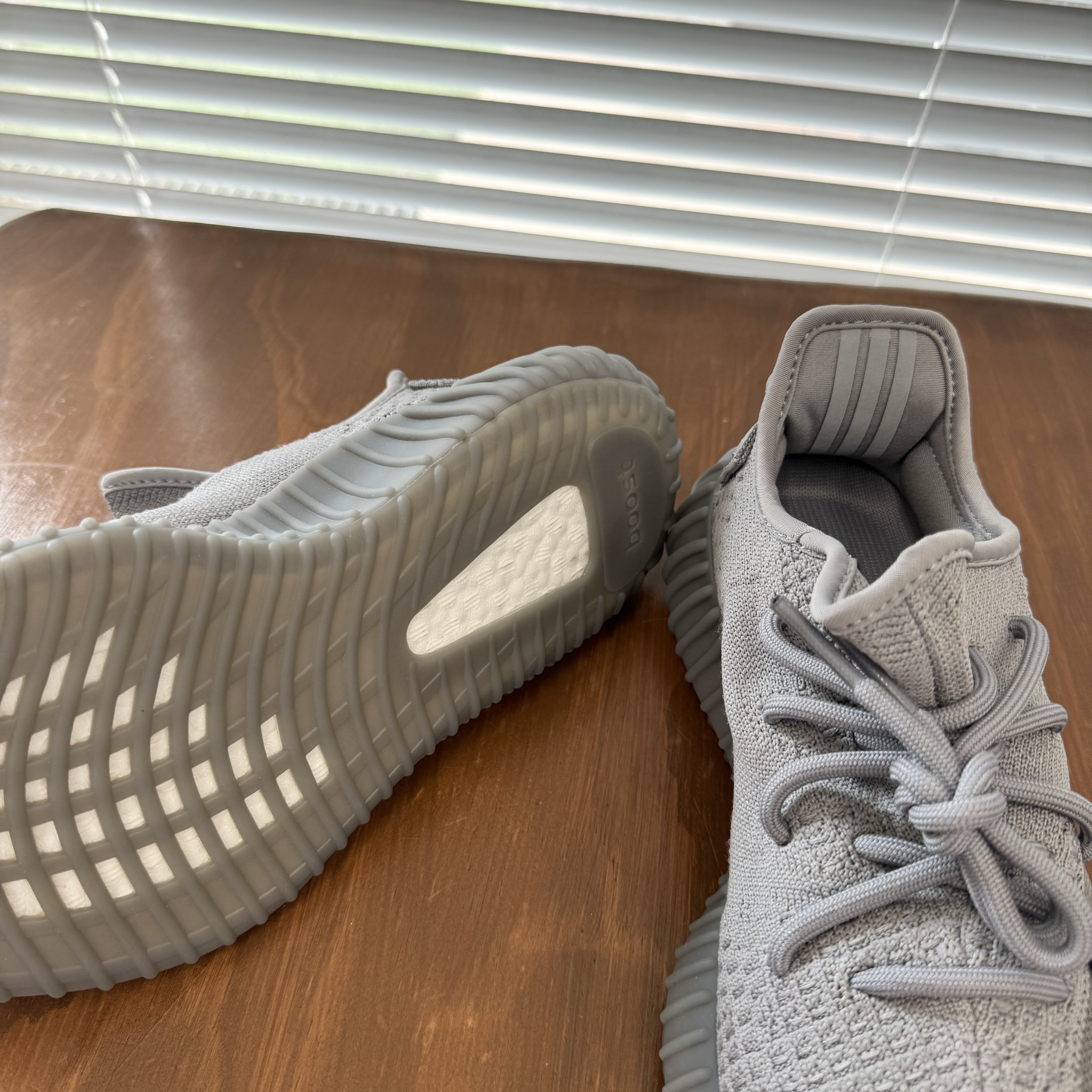 Adidas Yeezy Boost 350 V2 Steel Grey 착용 스타일 - 4