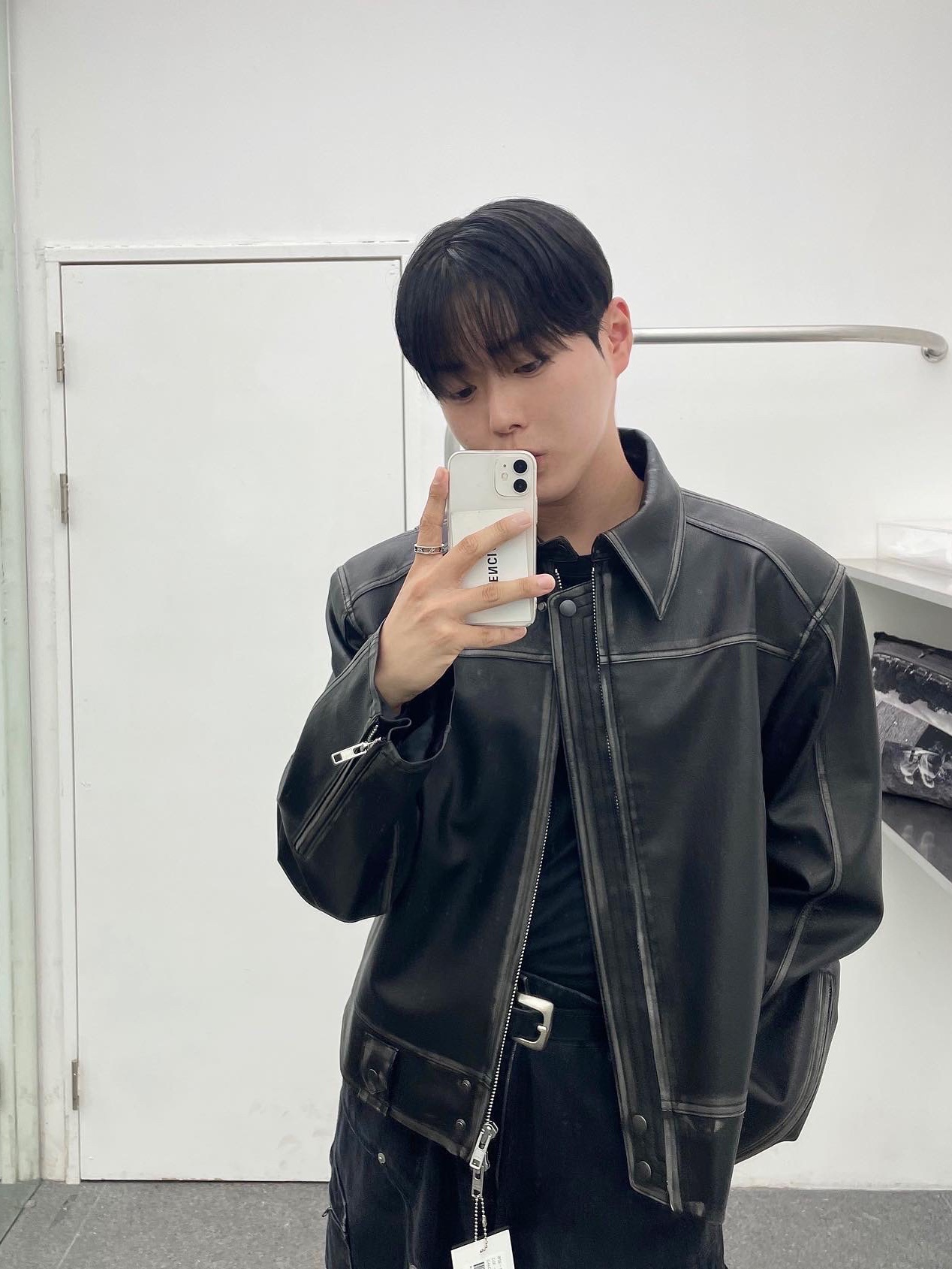 Haleine 3D Distressed Faux Leahter Jacket Black (VJ301), Haleine 3D Distressed Faux Leather Jacket Brown (VJ302) 착용 스타일