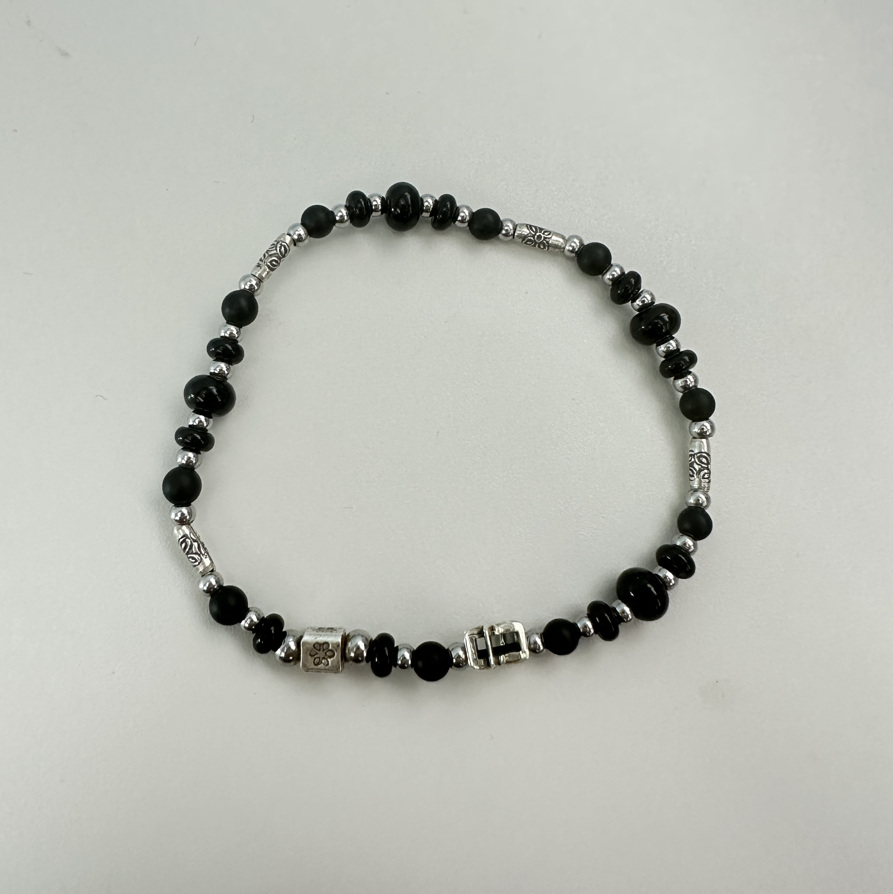 Scudo Garden Karen Beads Bracelet Black 착용 스타일