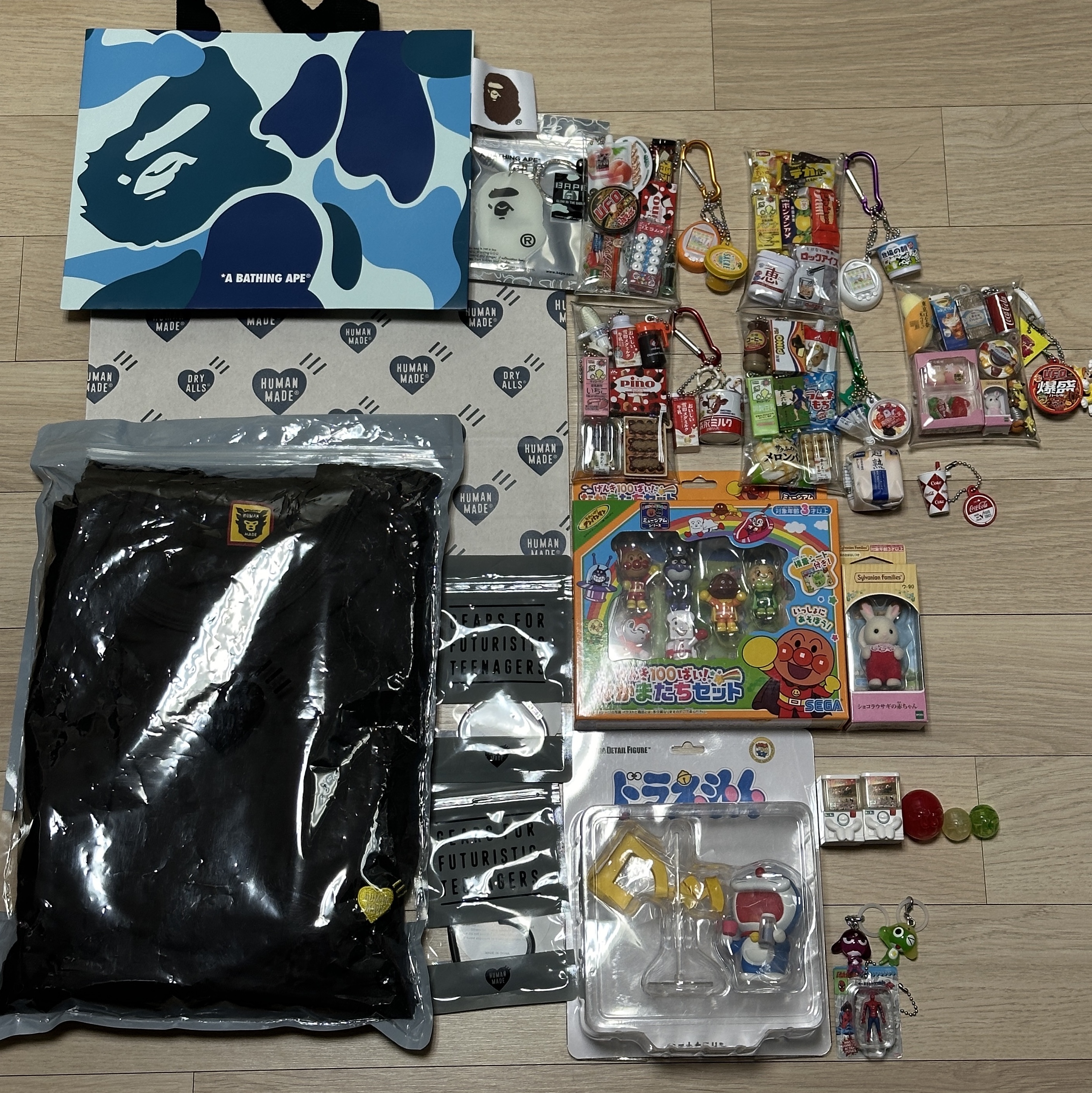 Human Made Pocket T-Shirt Black - Shinsaibashi Parco Store Exclusive, BAPE Glow In The Dark Ape Head Keychain White Green 착용 스타일