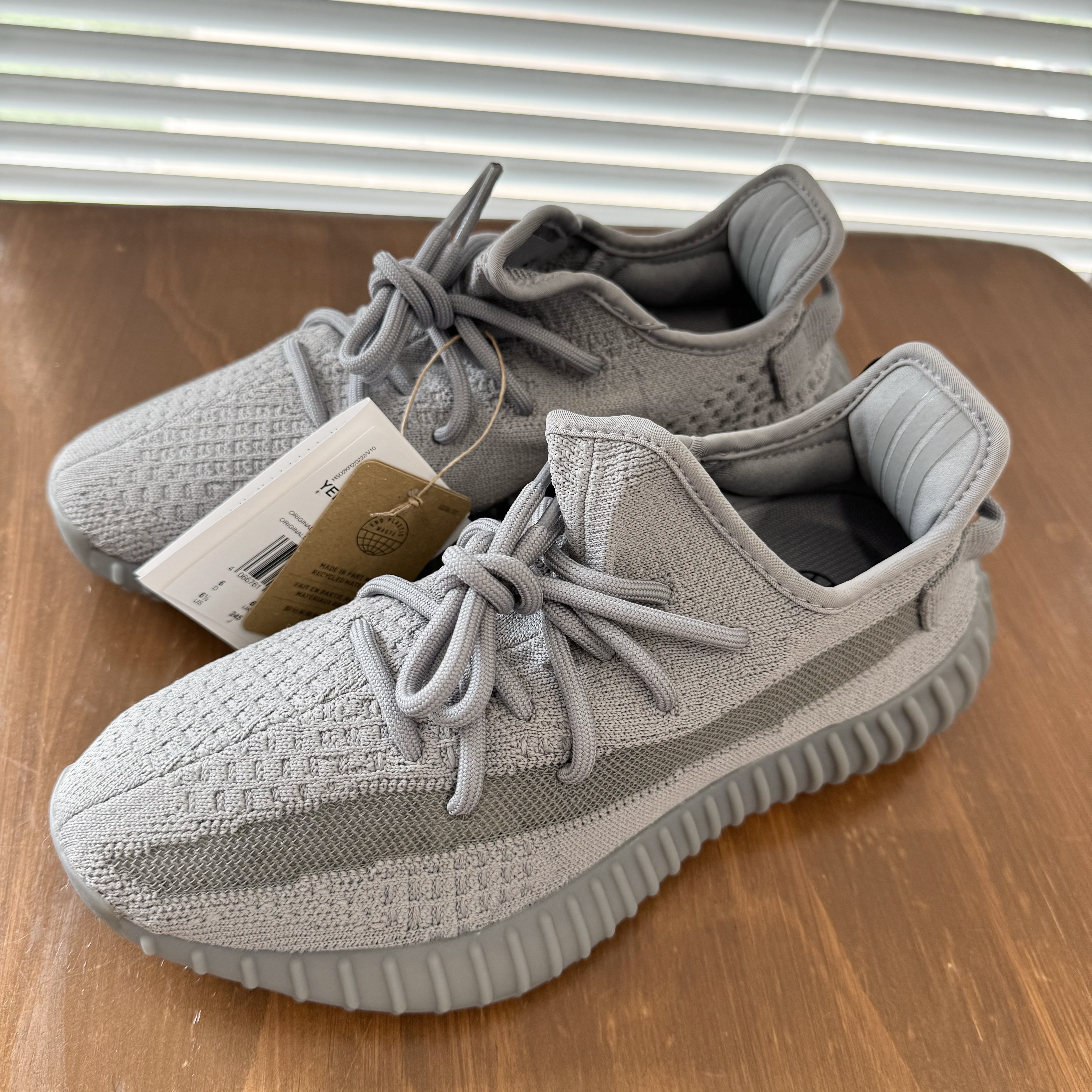 Adidas Yeezy Boost 350 V2 Steel Grey 착용 스타일 - 1
