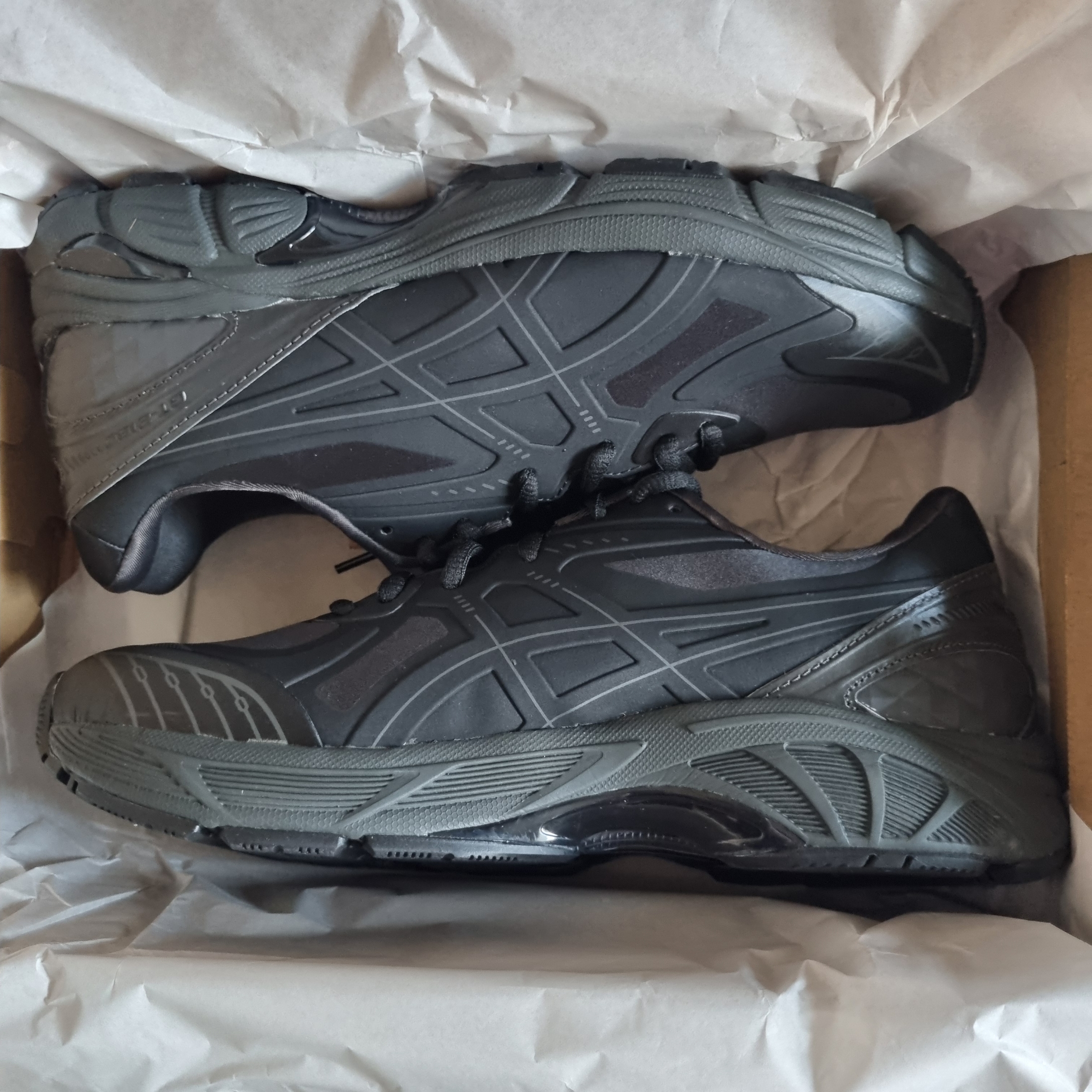 Asics GT-2160 NS Earthenware Pack Black Graphite Grey 착용 스타일