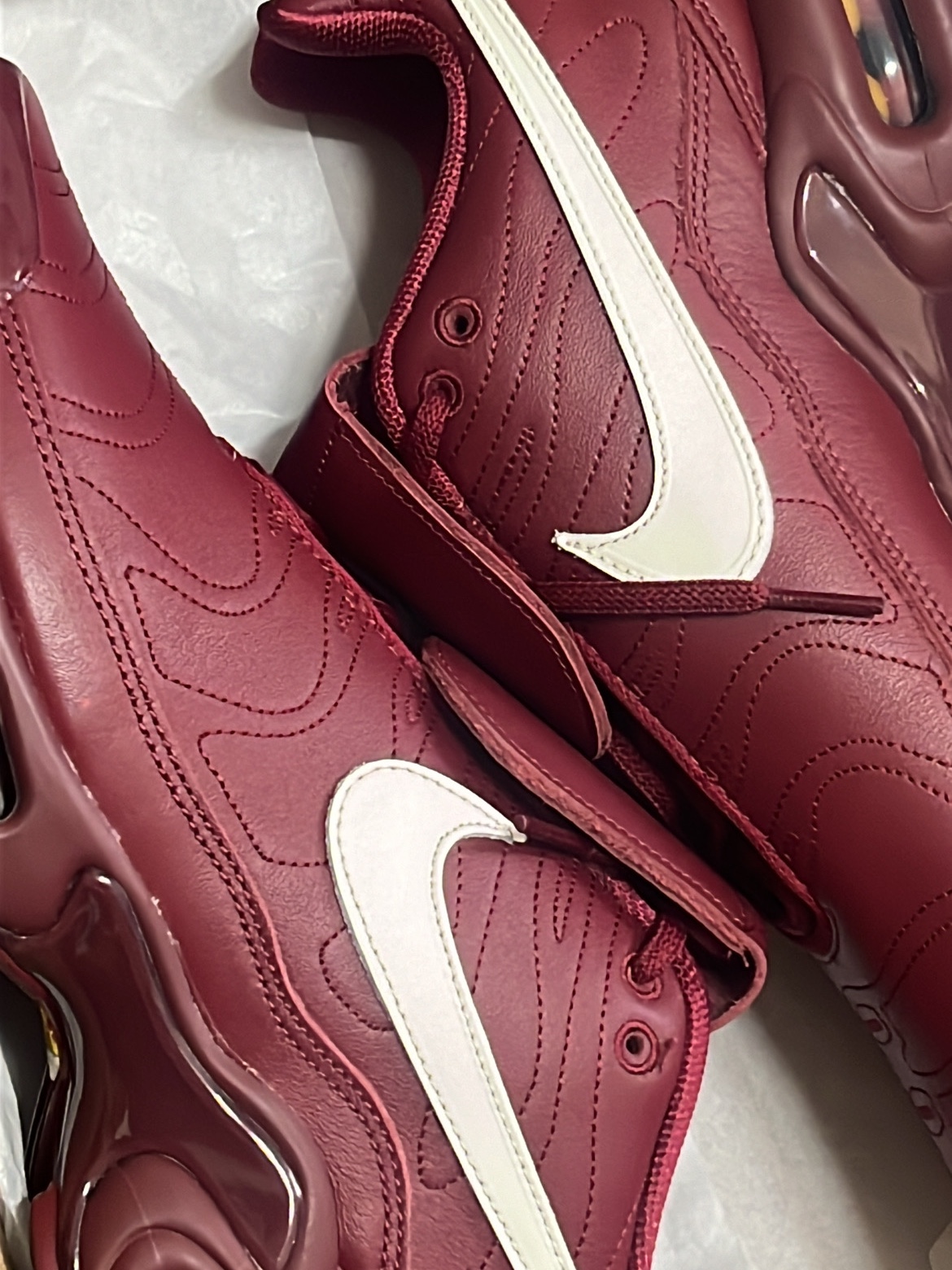 Nike Air Max Plus TNPO Team Red and Sail 착용 스타일 - 1