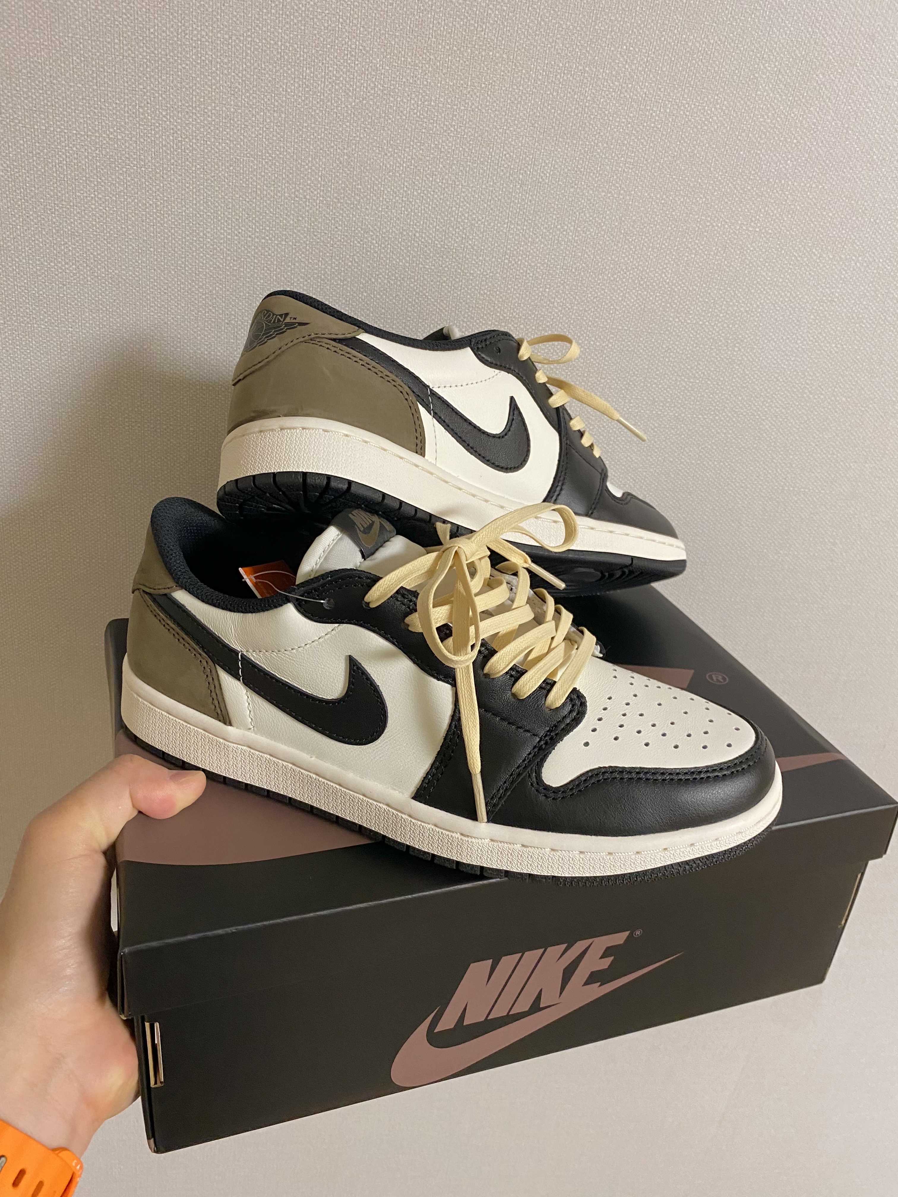 Jordan 1 Retro Low OG Mocha 착용 스타일 - 1