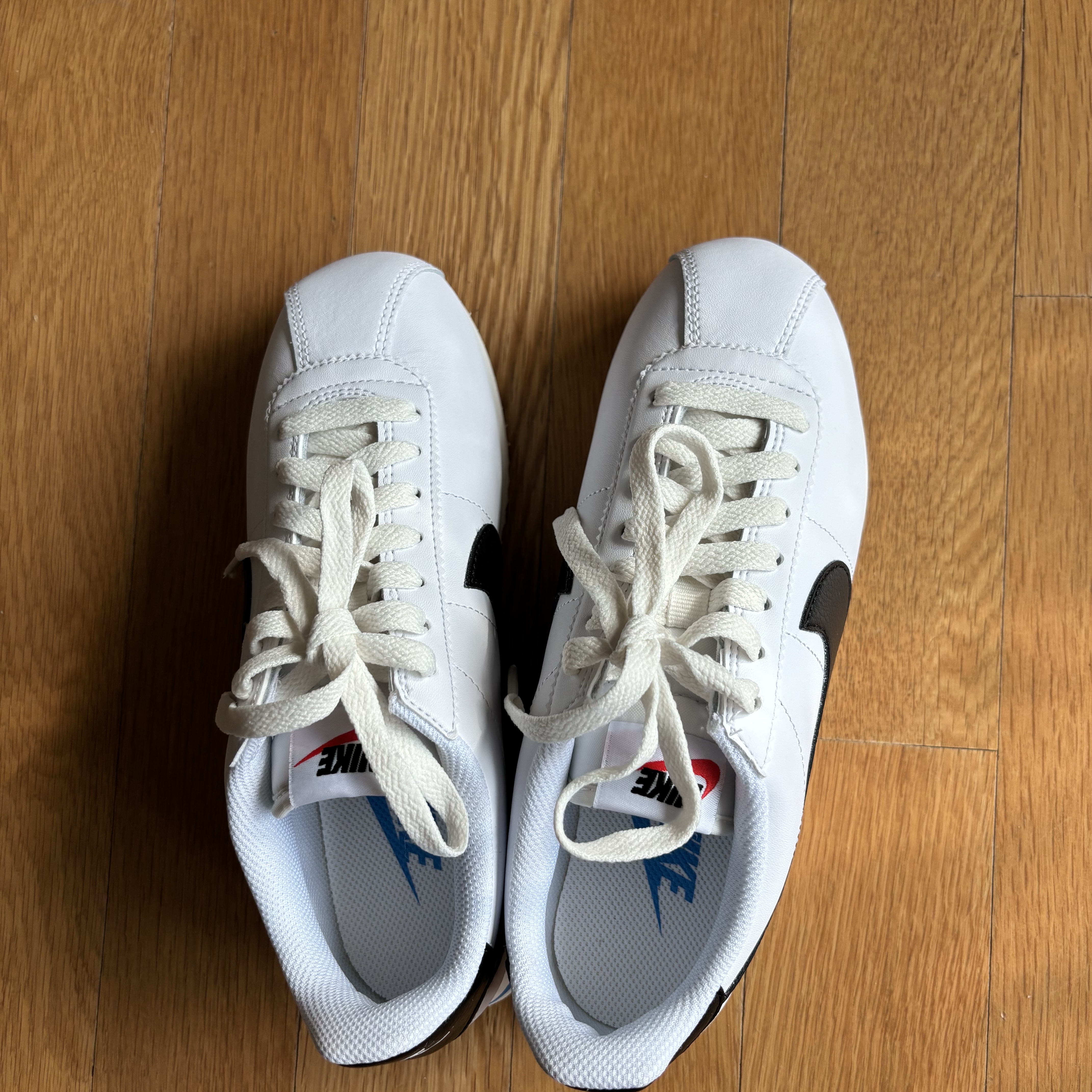 (W) Nike Cortez White and Black 착용 스타일 - 2