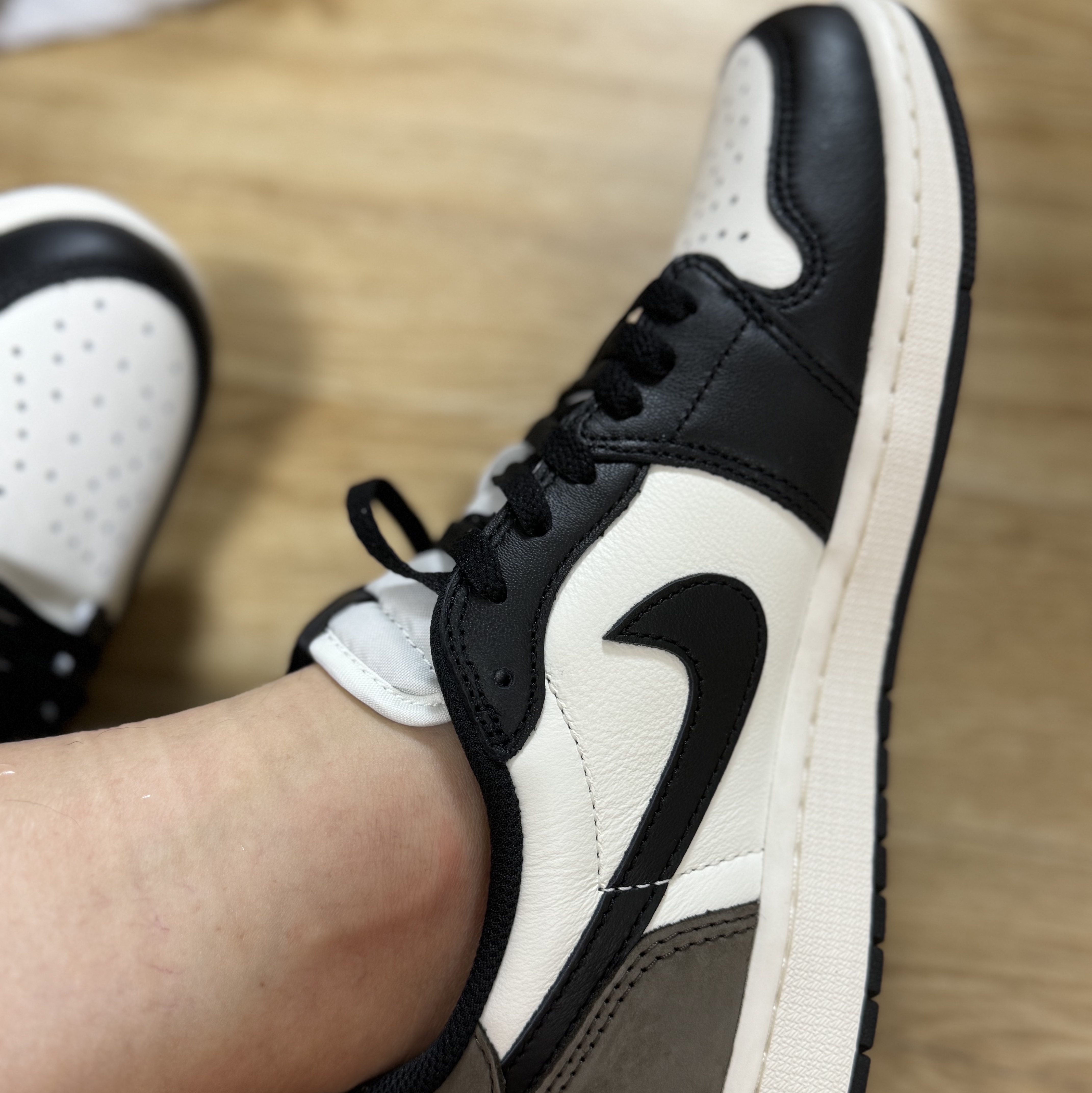 Jordan 1 Retro Low OG Mocha 착용 스타일 - 3