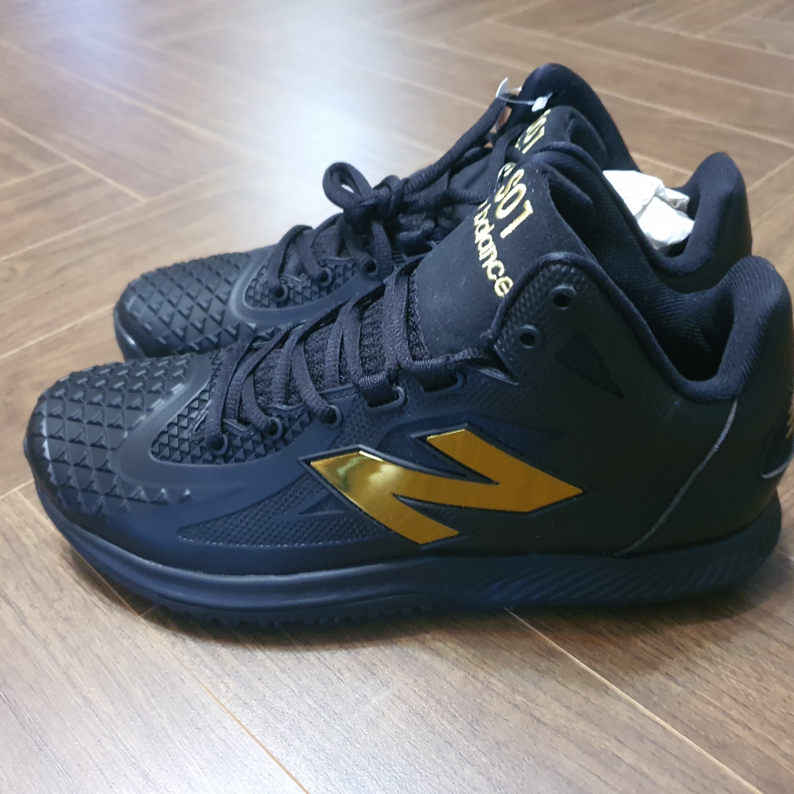 New Balance Fuelcell Othani 1 Trainer Black Metallic Gold - 2E Wide 착용 스타일
