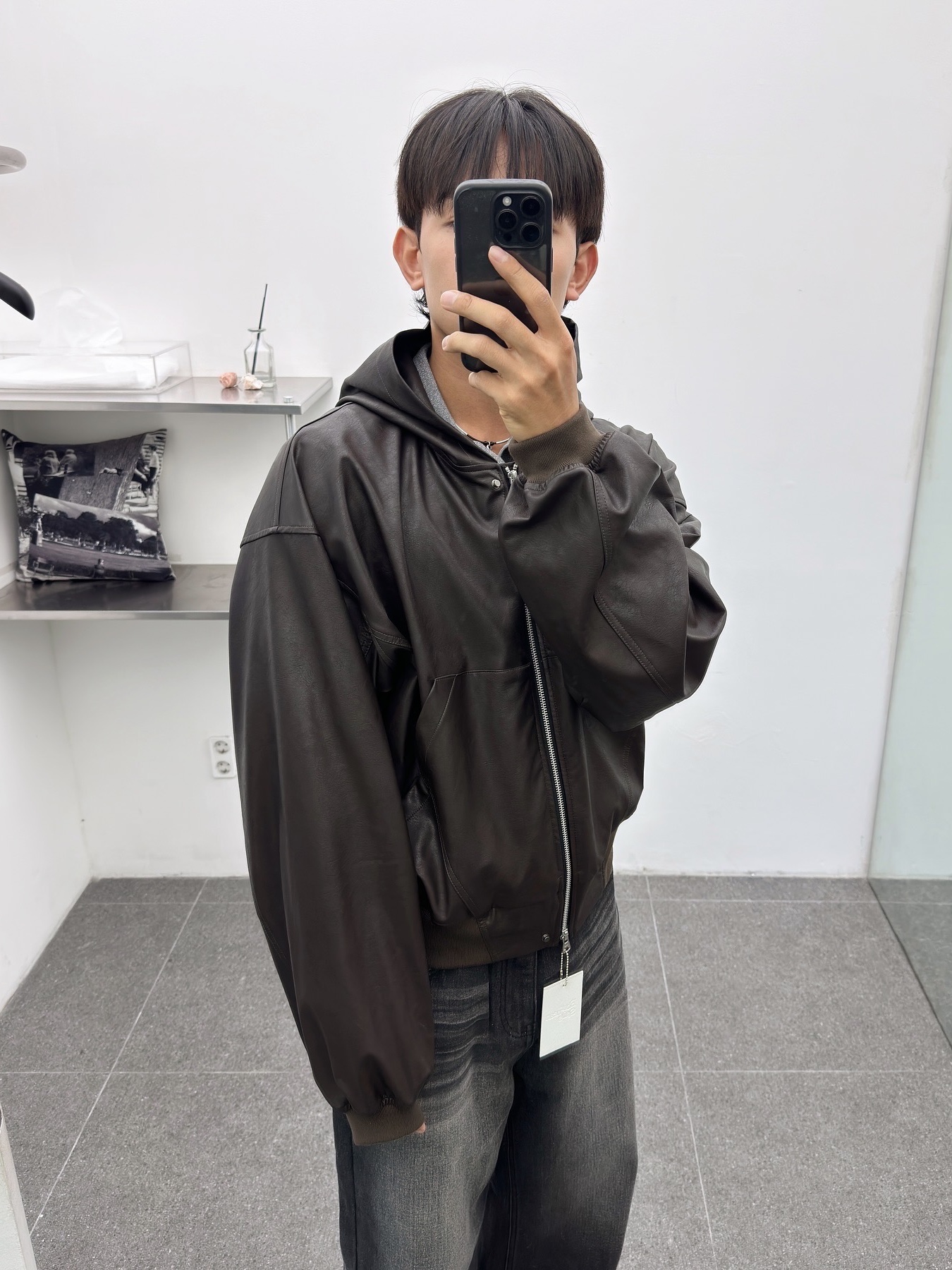 Haleine Cropped Faux Leahter Zip Up Hoodie Brown (VT305), Haleine Cropped Faux Leahter Zip Up Hoodie Black (VT304) 착용 스타일