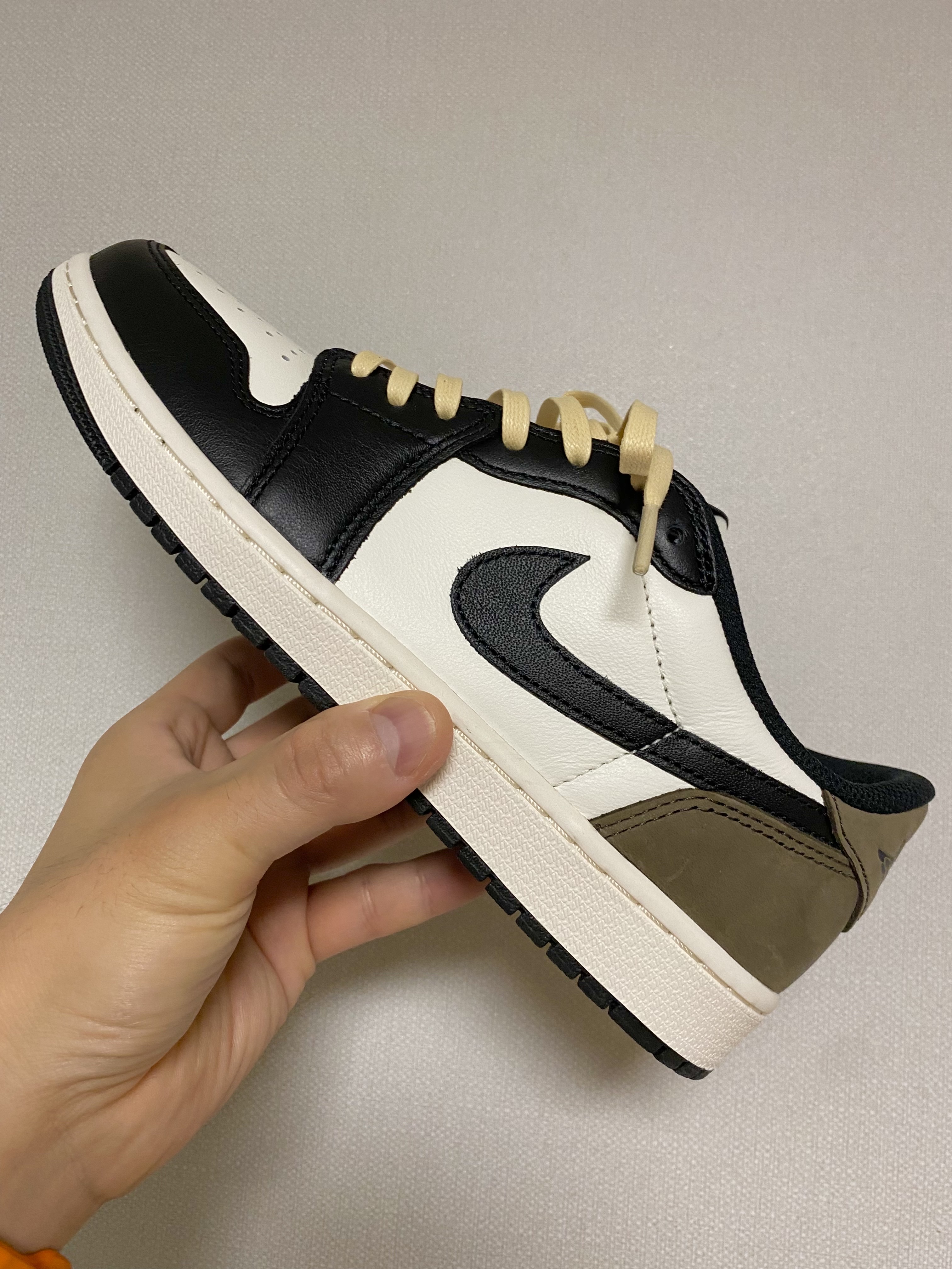 Jordan 1 Retro Low OG Mocha 착용 스타일 - 3