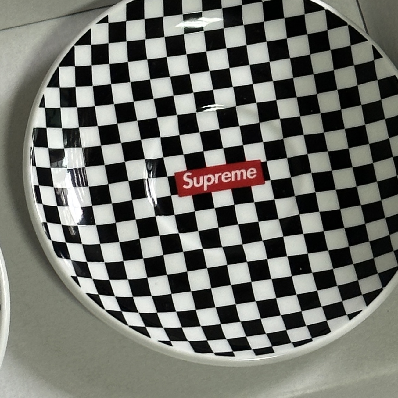 Supreme x IPA Porcellane Aosta Espresso Set Black (Set of 2) 착용 스타일