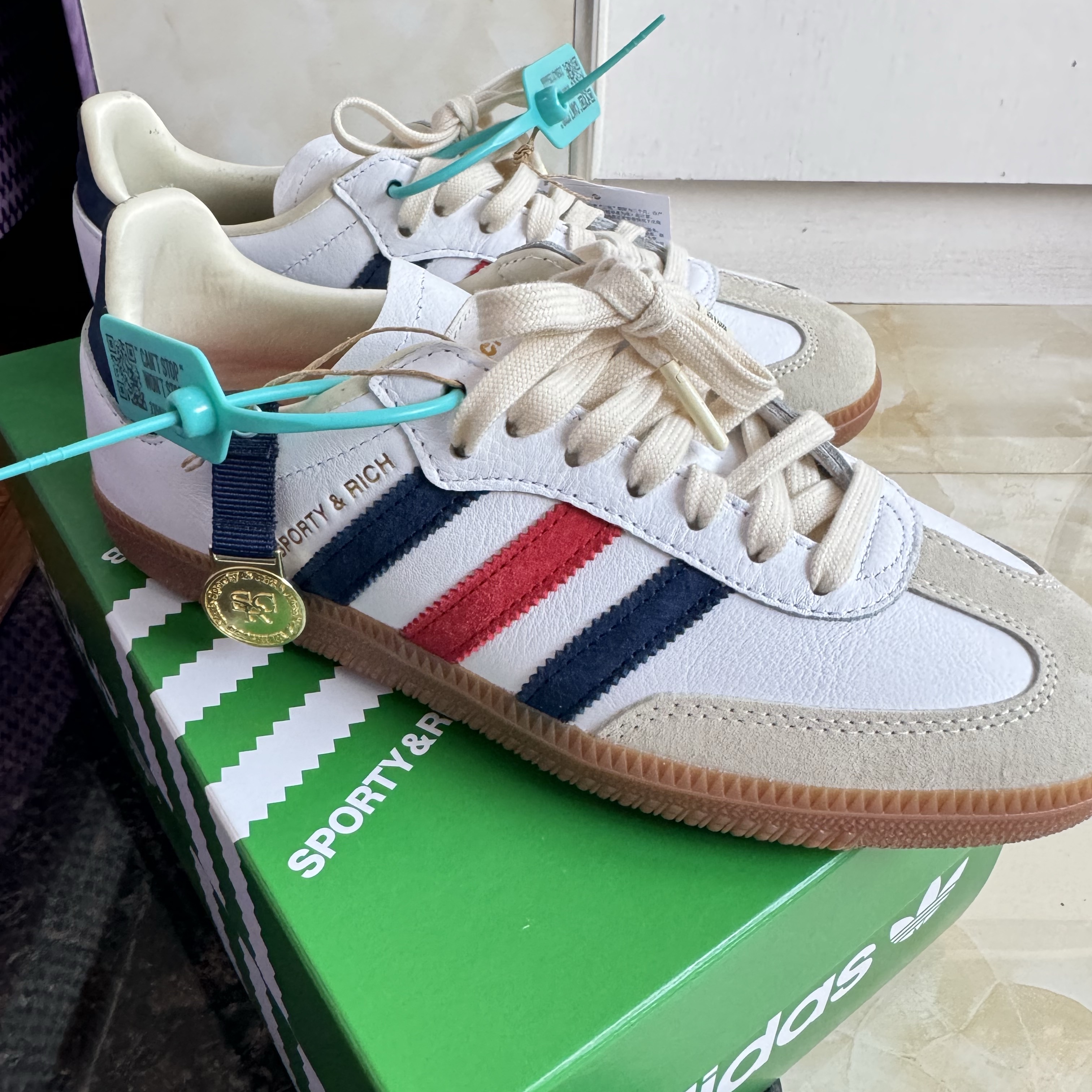 Adidas x Sporty & Rich Samba OG Cloud White Night Indigo 착용 스타일 - 3