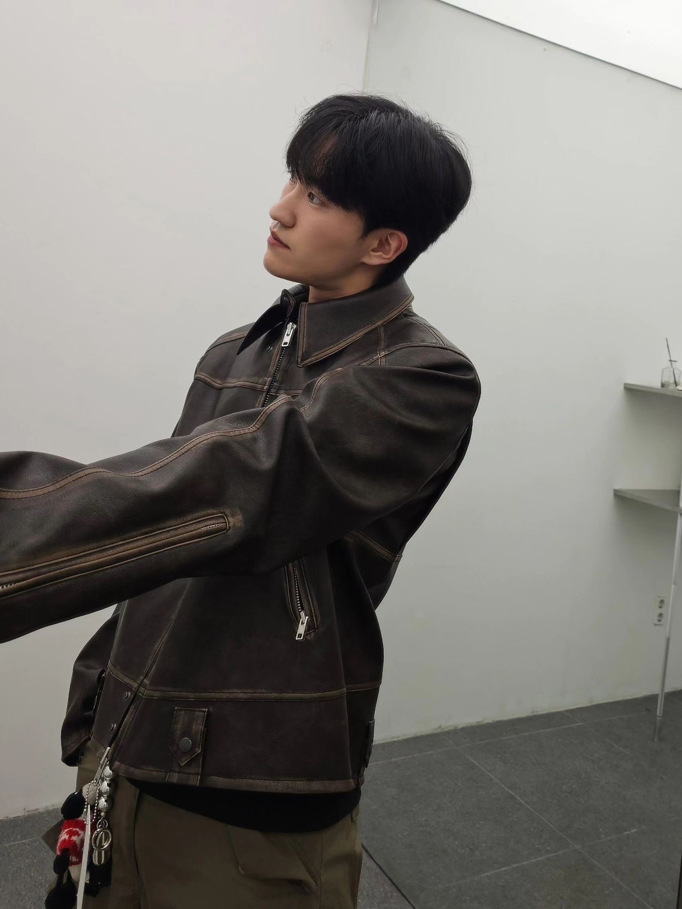 Haleine 3D Distressed Faux Leahter Jacket Black (VJ301), Haleine 3D Distressed Faux Leather Jacket Brown (VJ302) 착용 스타일