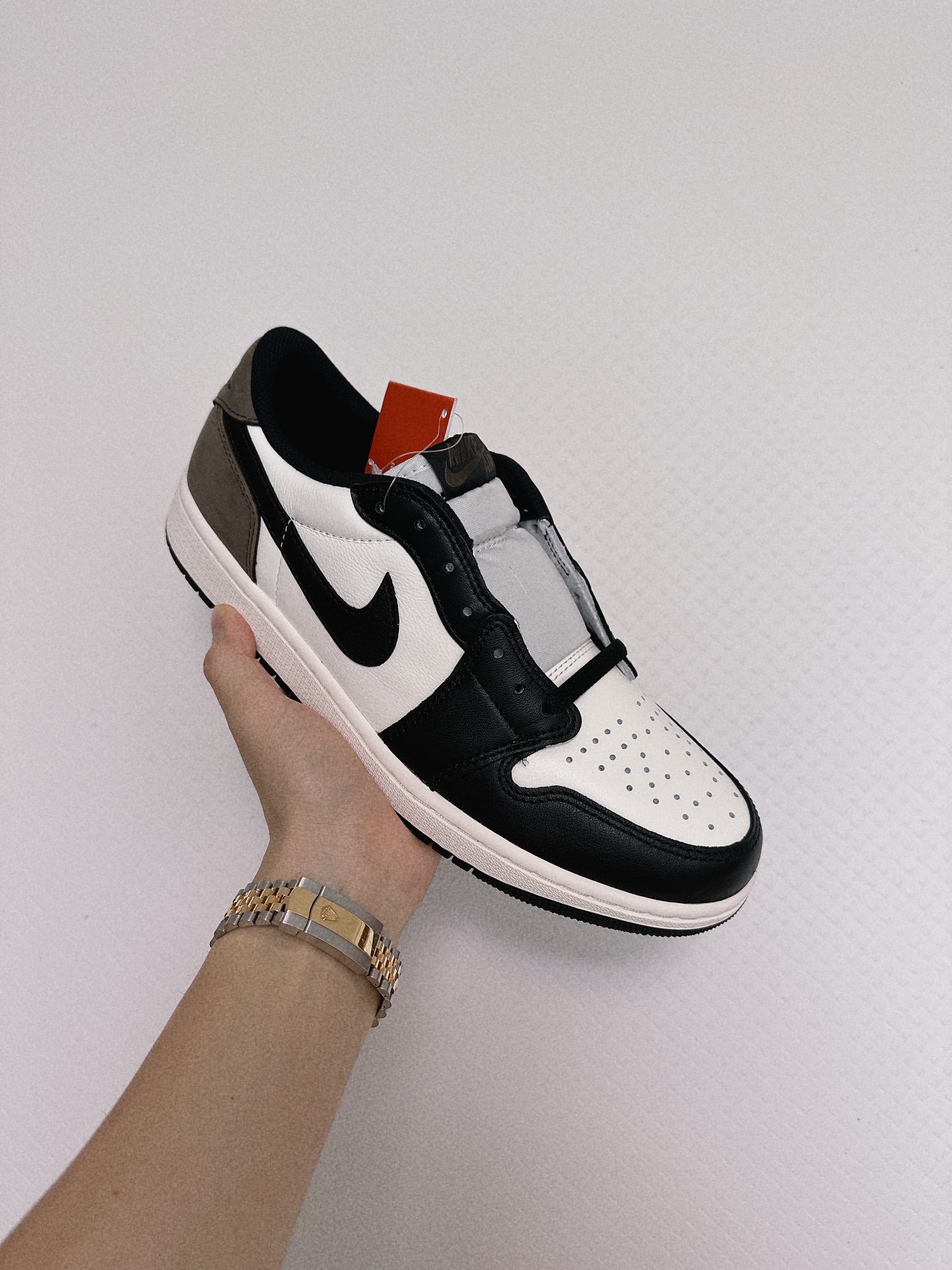 Jordan 1 Retro Low OG Mocha 착용 스타일