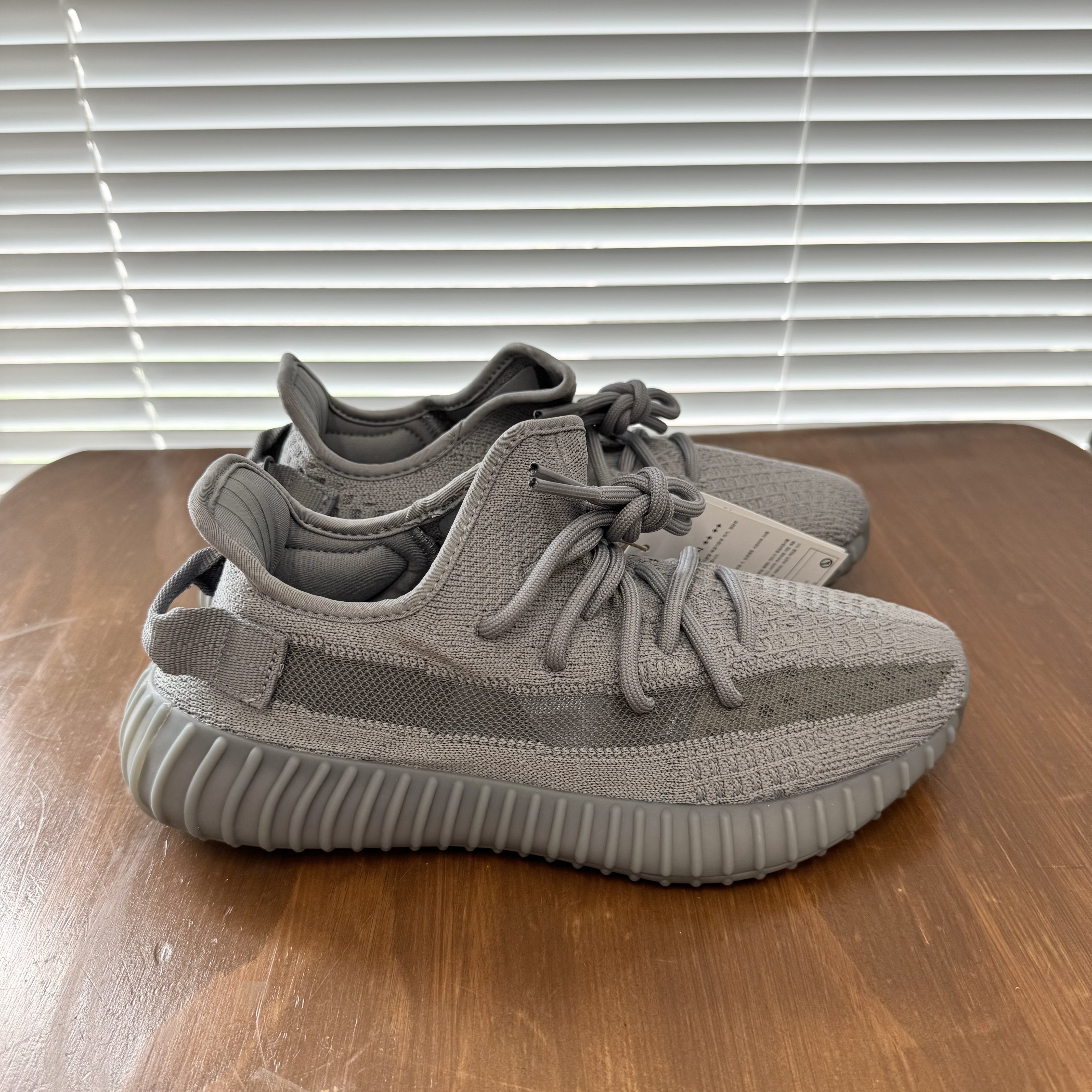 Adidas Yeezy Boost 350 V2 Steel Grey 착용 스타일 - 3