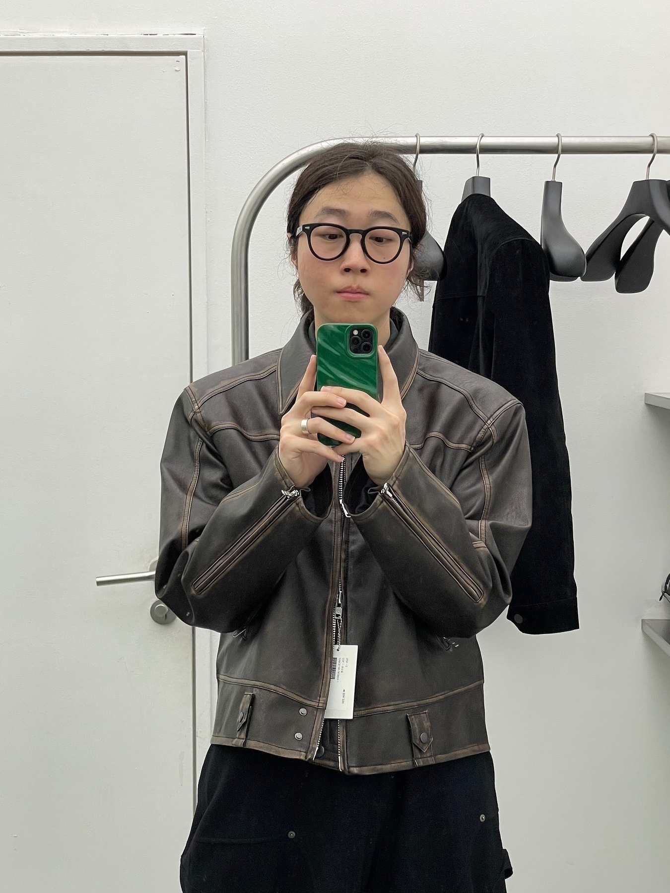 Haleine 3D Distressed Faux Leahter Jacket Black (VJ301), Haleine 3D Distressed Faux Leather Jacket Brown (VJ302) 착용 스타일
