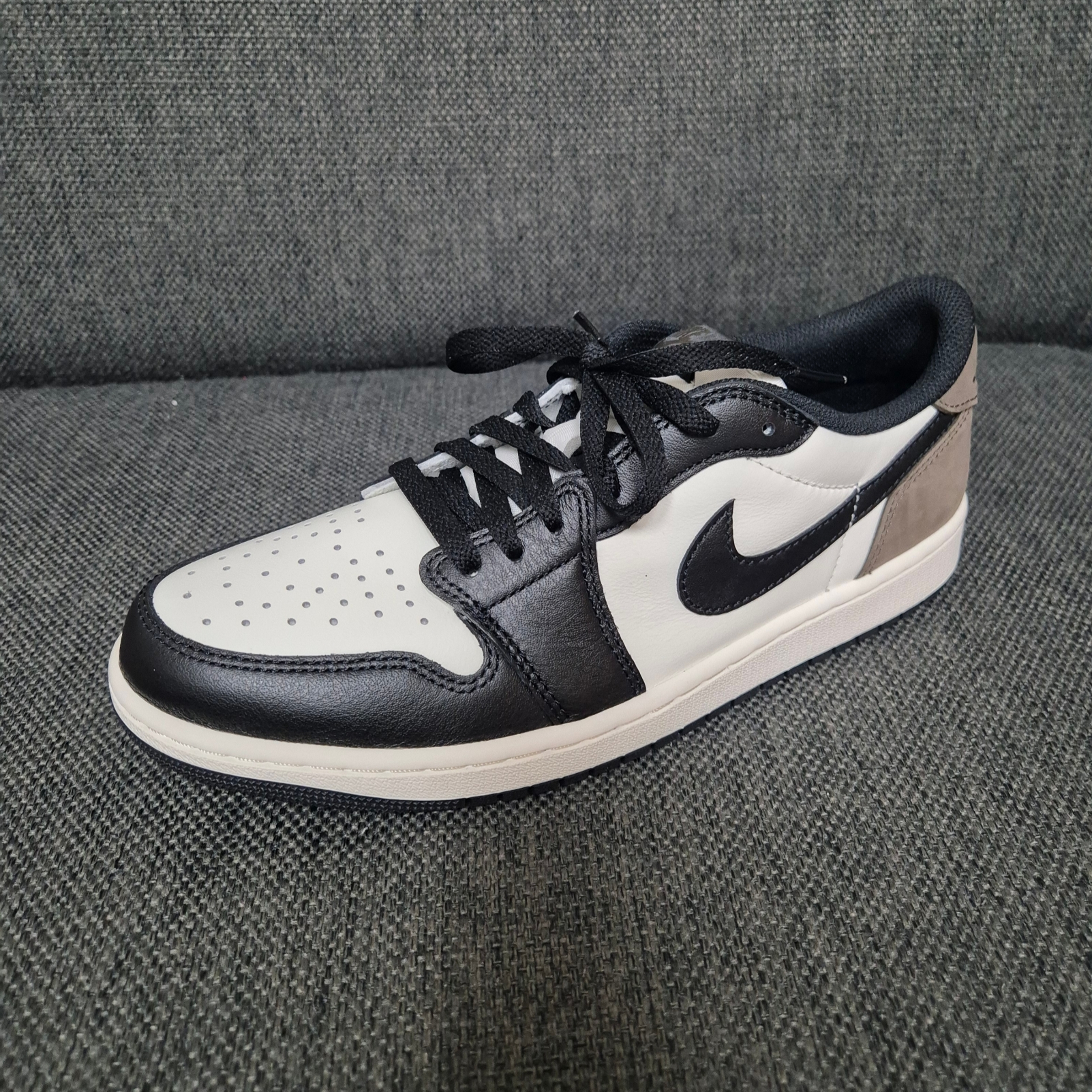Jordan 1 Retro Low OG Mocha 착용 스타일 - 1