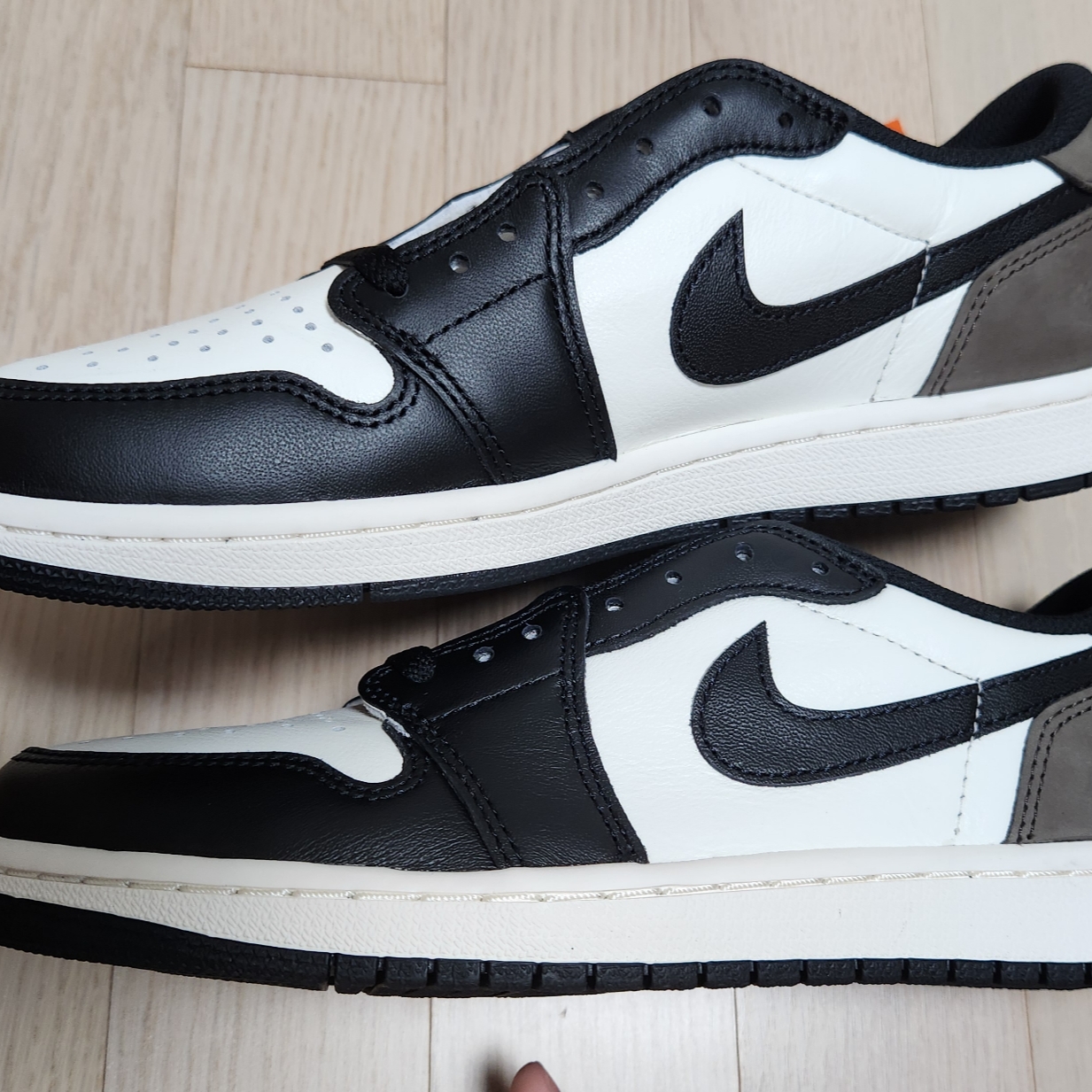 Jordan 1 Retro Low OG Mocha 착용 스타일 - 1